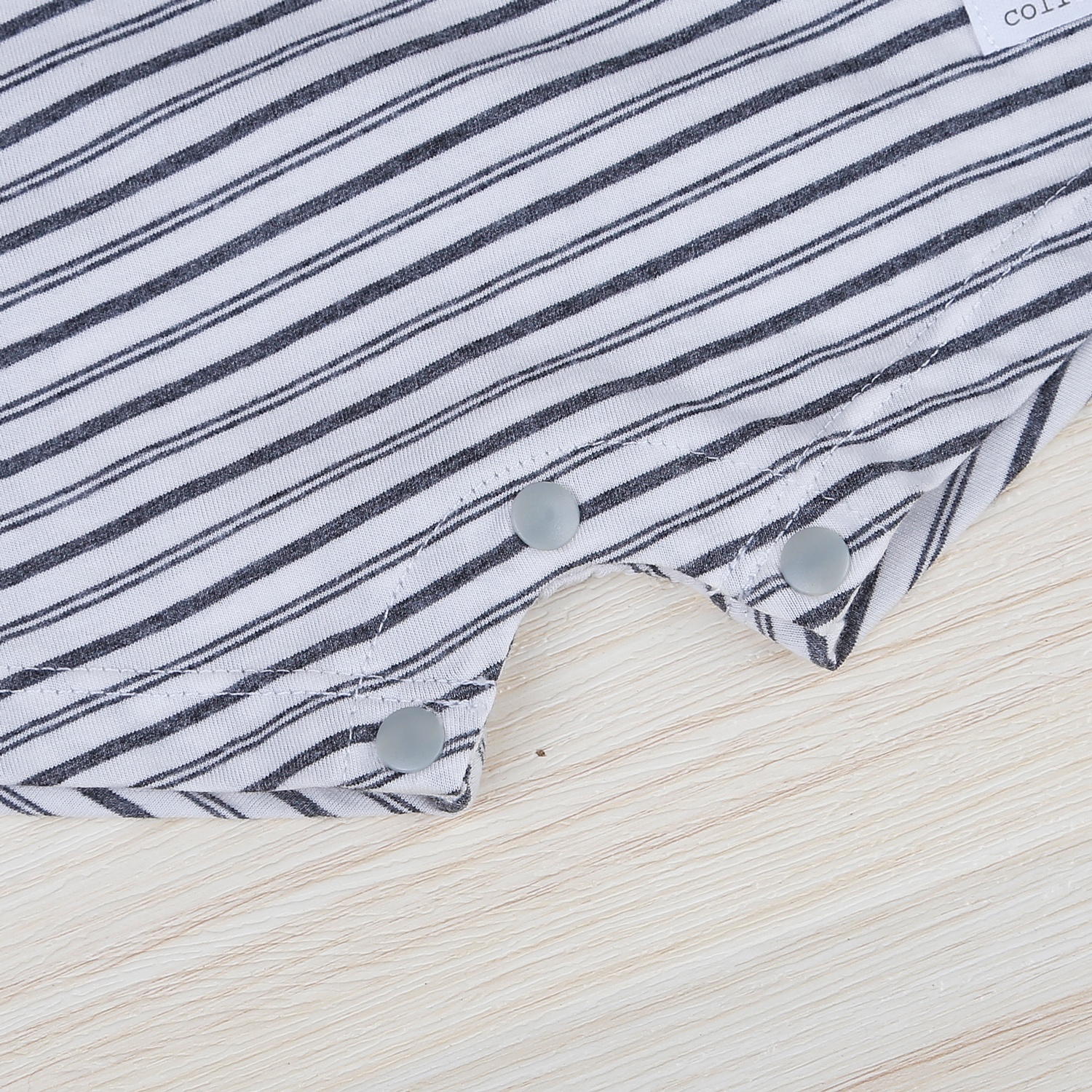 Body đùi bé trai cổ chữ V kẻ ghi HN22H hình 6