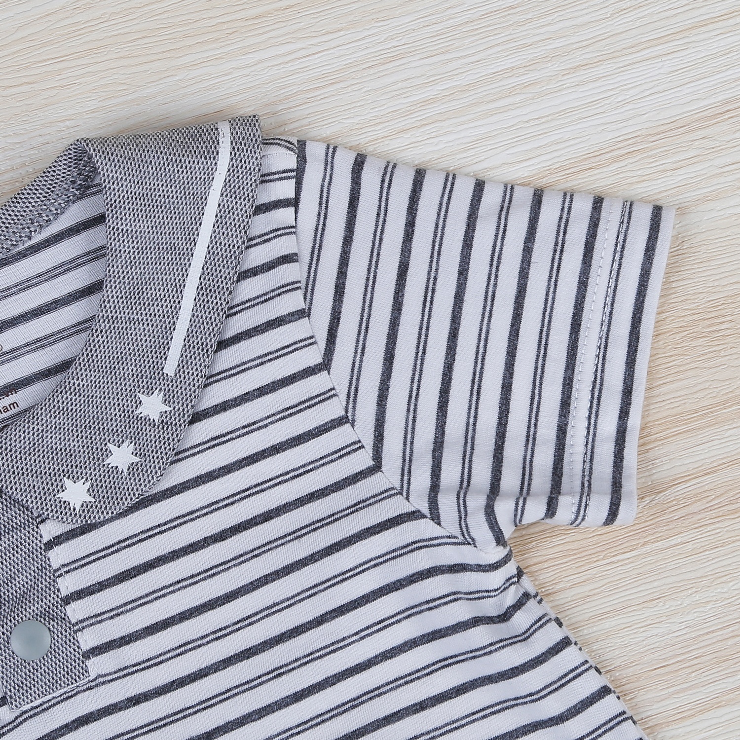 Body đùi bé trai cổ chữ V kẻ ghi HN22H hình 3