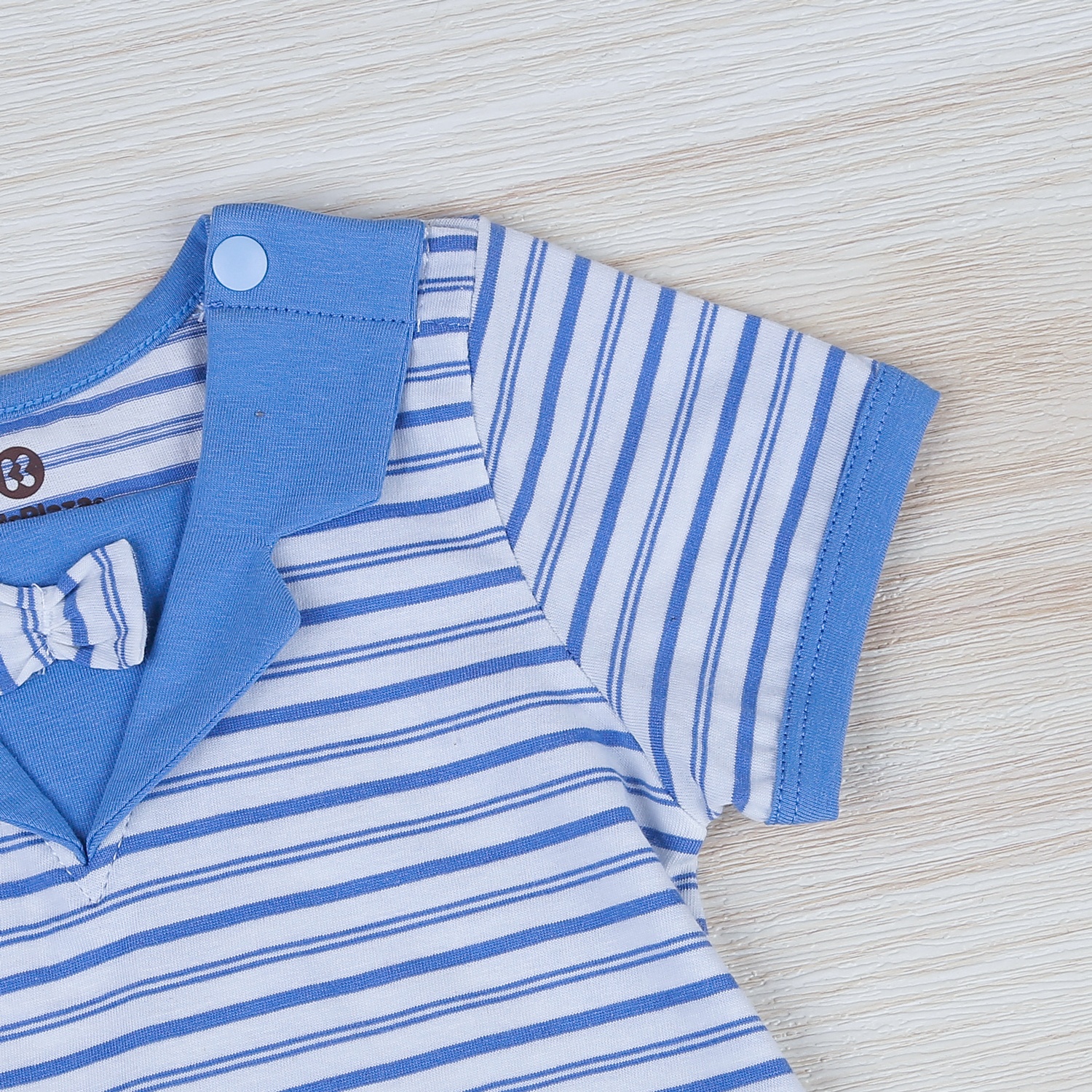 Body đùi bé trai cổ chữ V kẻ xanh HN22H hình 3