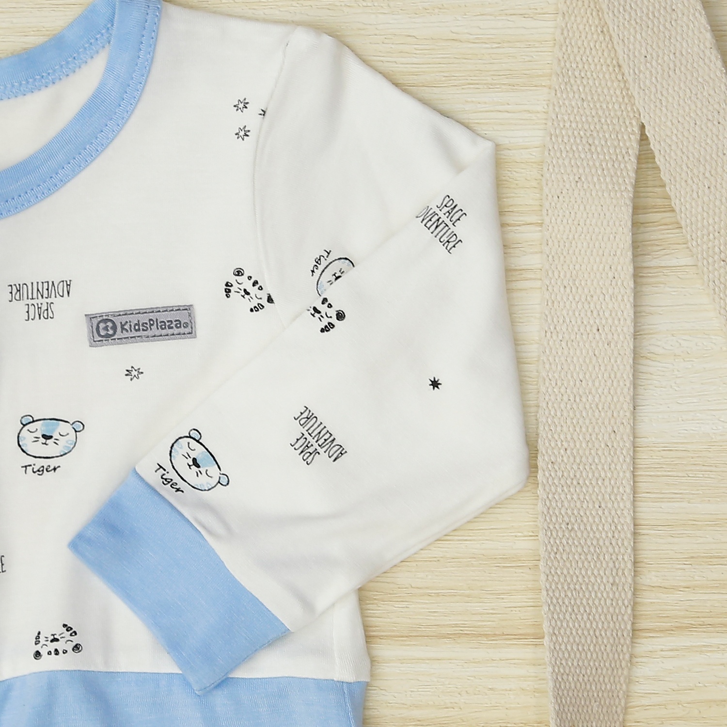 Body sơ sinh dài tay cài giữa KidsPlaza in Tiger M22H (Trắng Xanh) hình 3