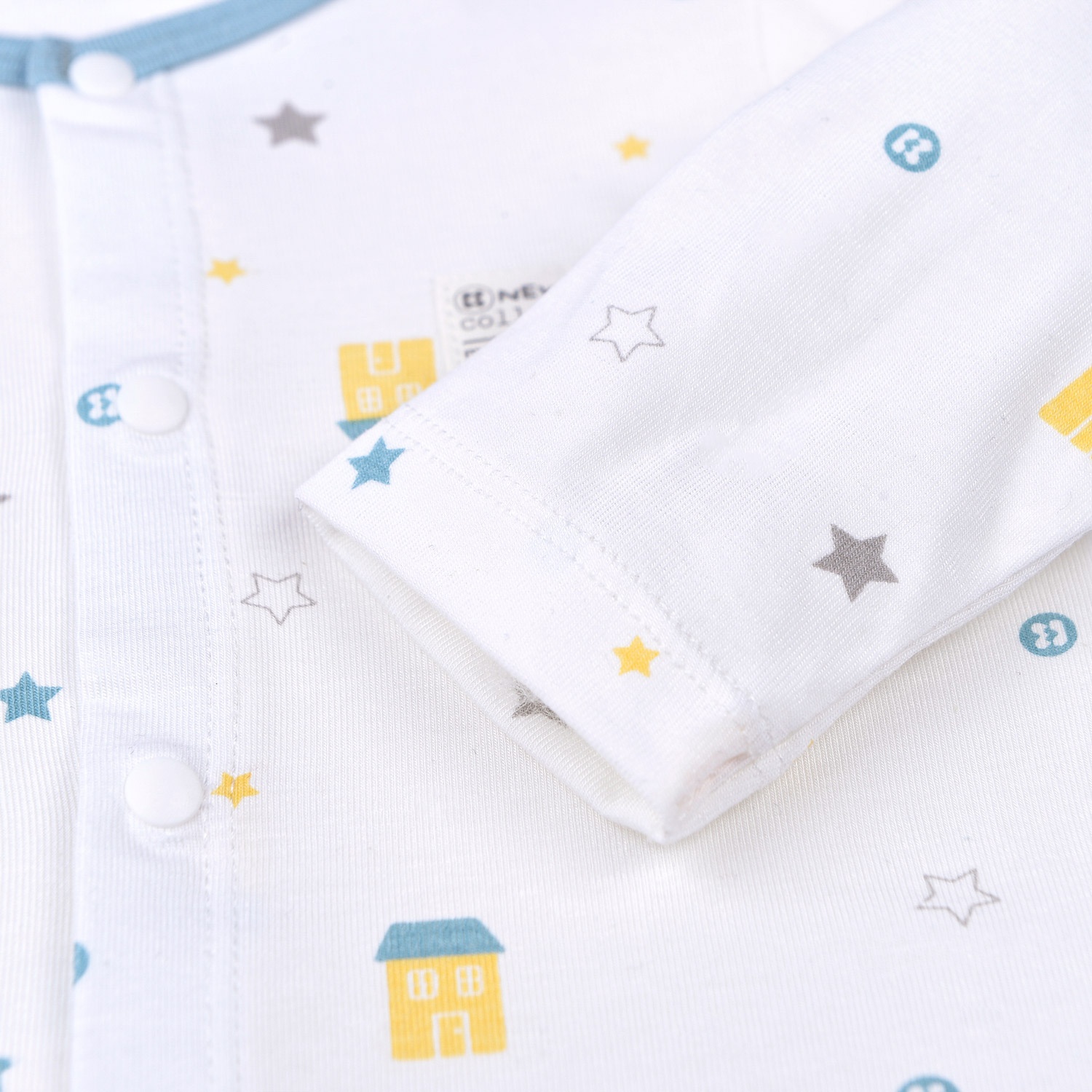 Quần áo sơ sinh bé trai Otis cài giữa in hình ngôi nhà Kids Plaza ND22H (Trắng) hình 3