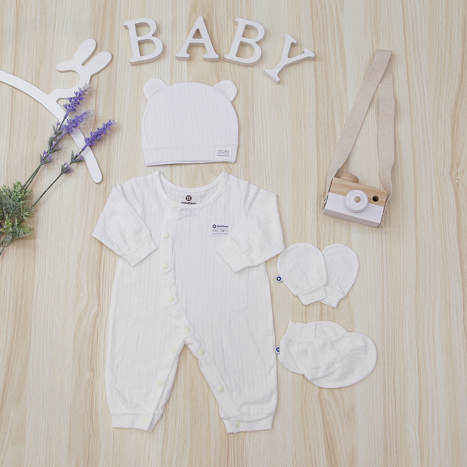 Set bộ quần áo sơ sinh kèm phụ kiện KidsPlaza 0-3M HN21H (Trắng) hình 1