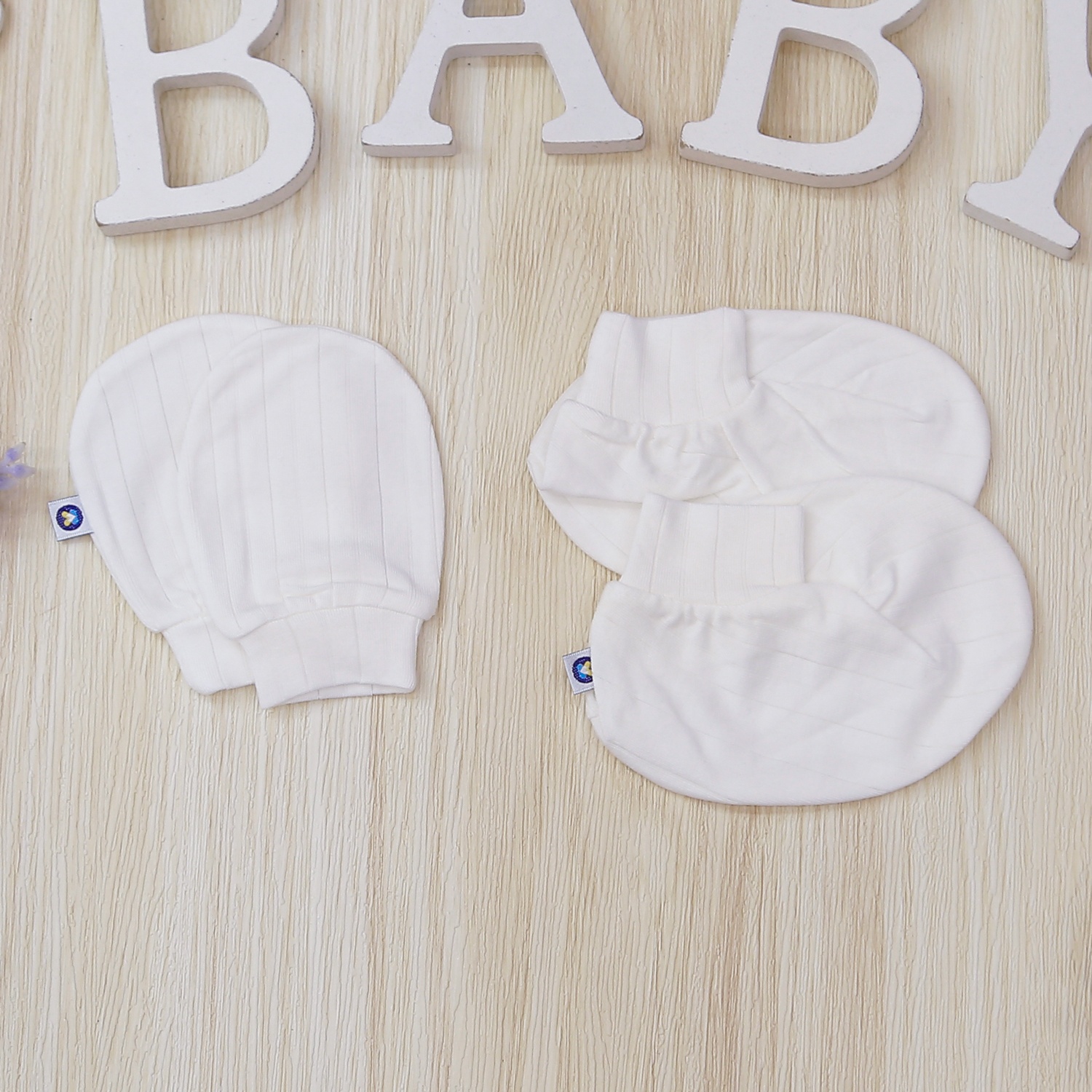 Set bộ quần áo sơ sinh kèm phụ kiện KidsPlaza 0-3M HN21H (Trắng) hình 4