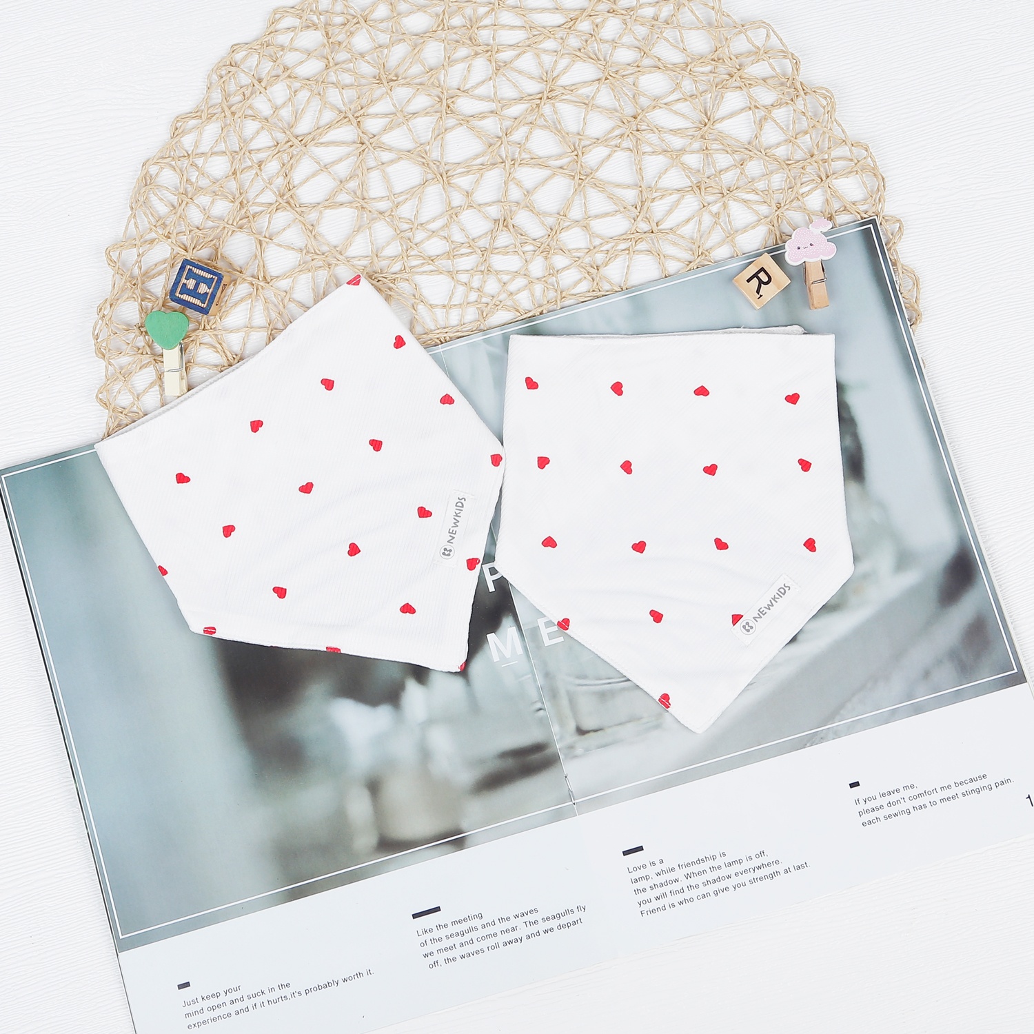 Set 2 yếm kẻ tăm hoạ tiết hình tim KidsPlaza ND22T hình 1