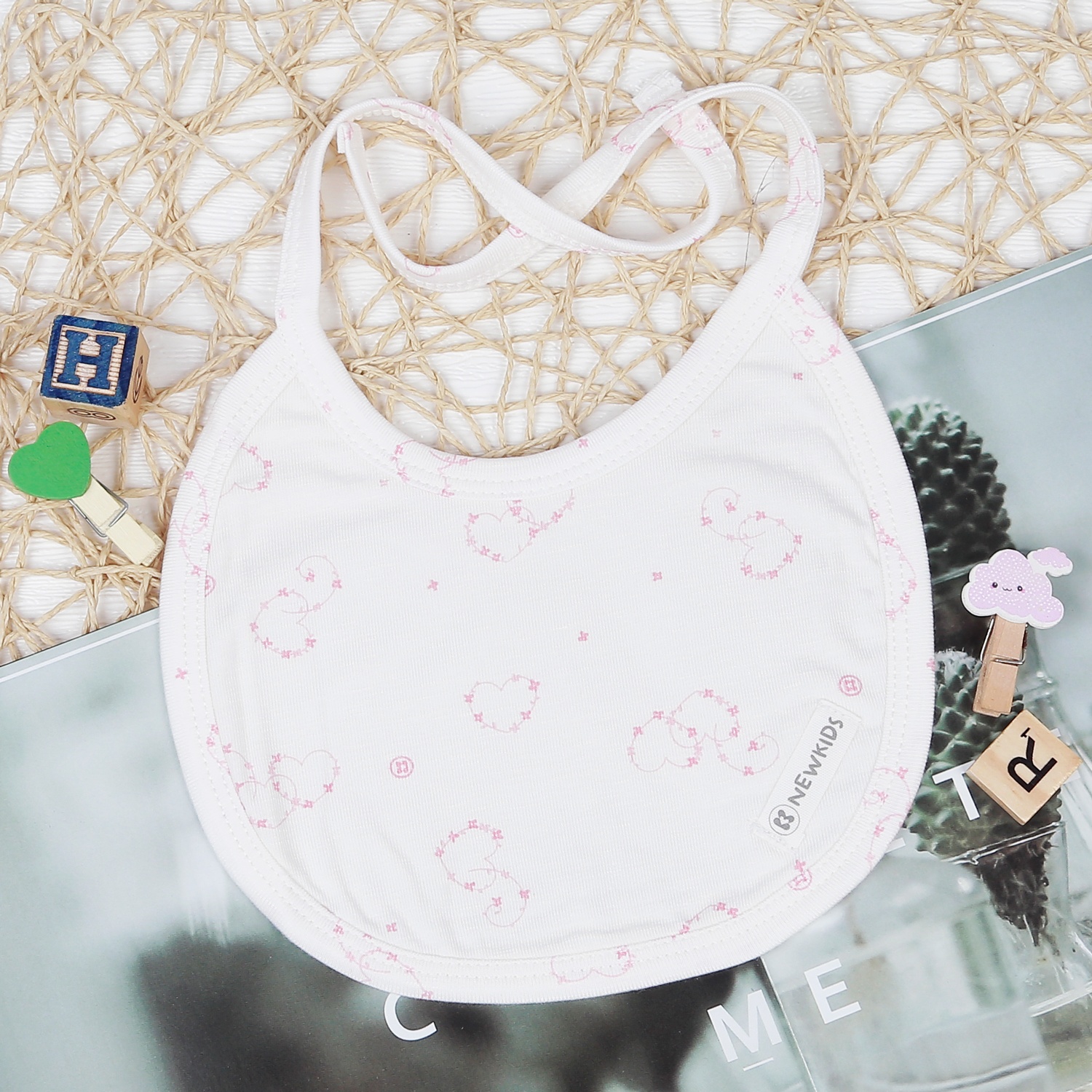 Yếm tròn bé gái Otis hoạ tiết hình tim KidsPlaza ND22T hình 2