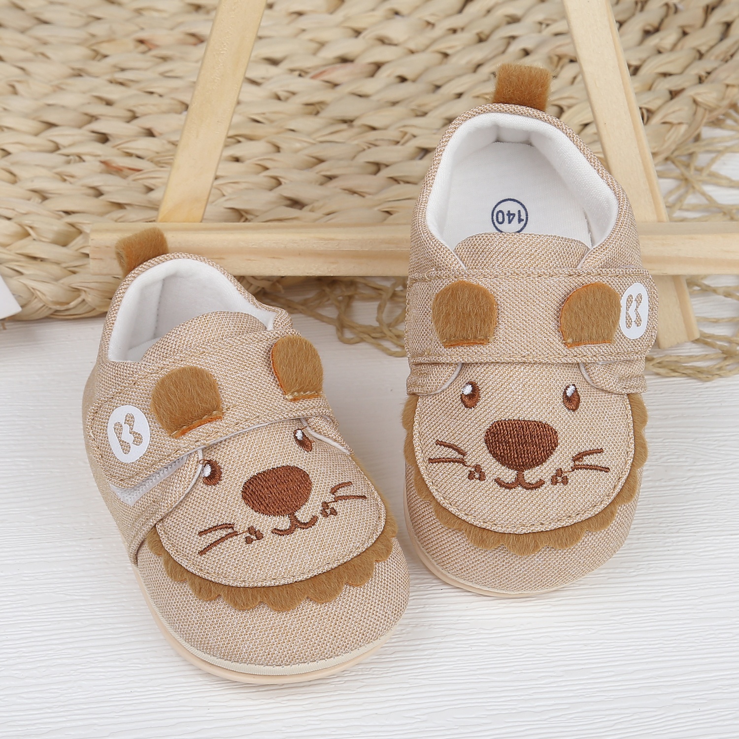 Giày tập đi KidsPlaza thêu sư tử 23K-S5 (Nâu) hình 1