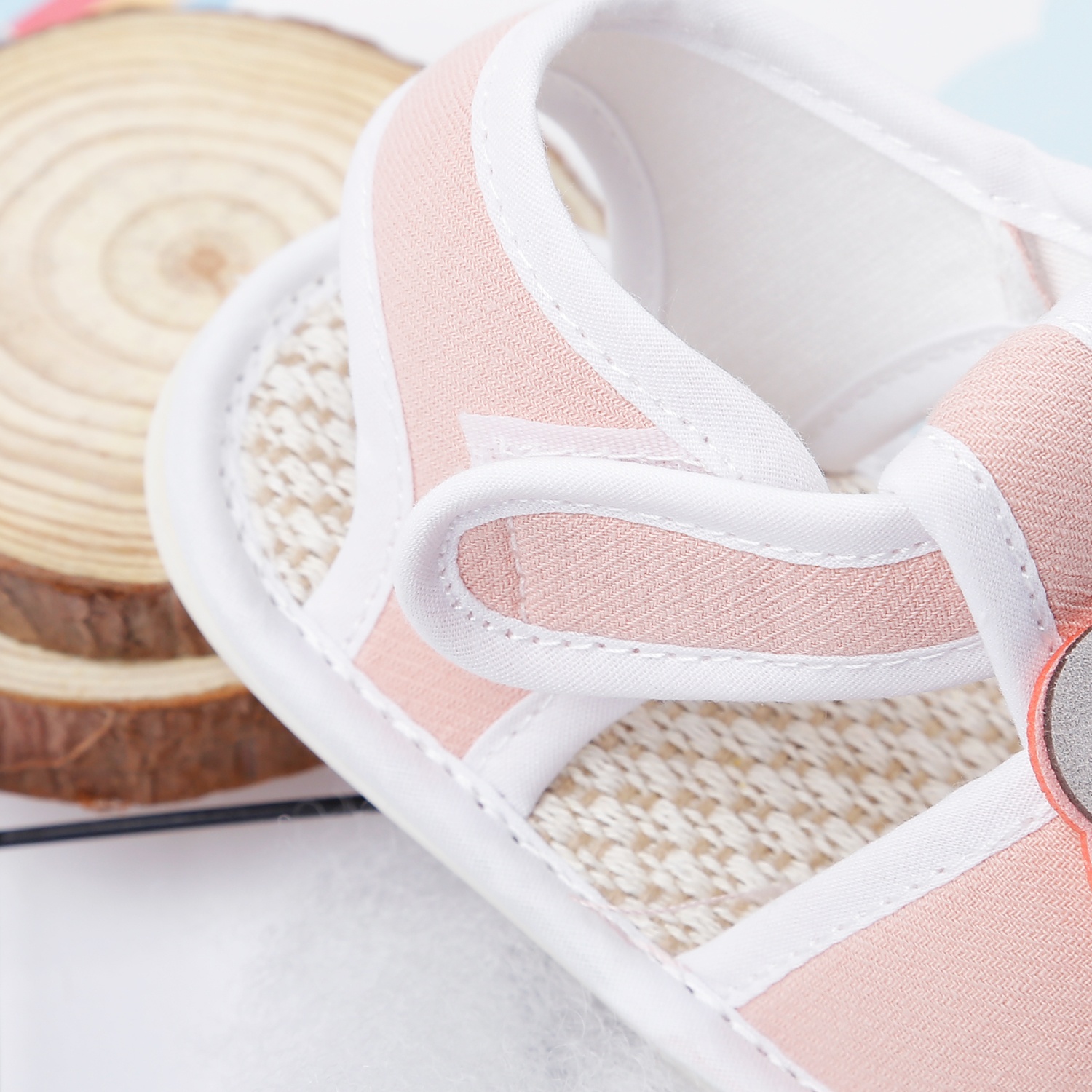 Dép sandal tập đi Aiyinmei đính hình chú ếch thiết ké khóa dán chắc chắn, dễ đóng mở