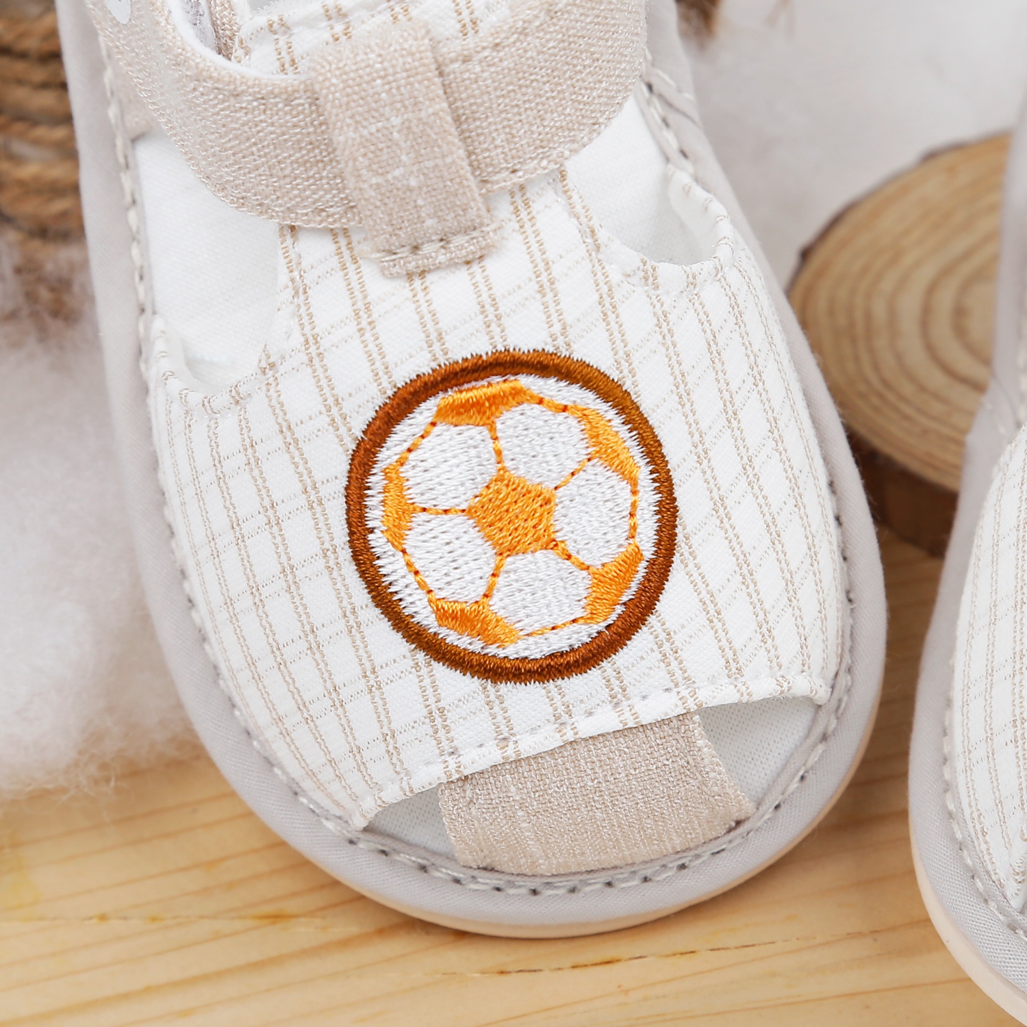 Dép sandal tập đi KidsPlaza thêu hình quả bóng (Ghi) hình 2