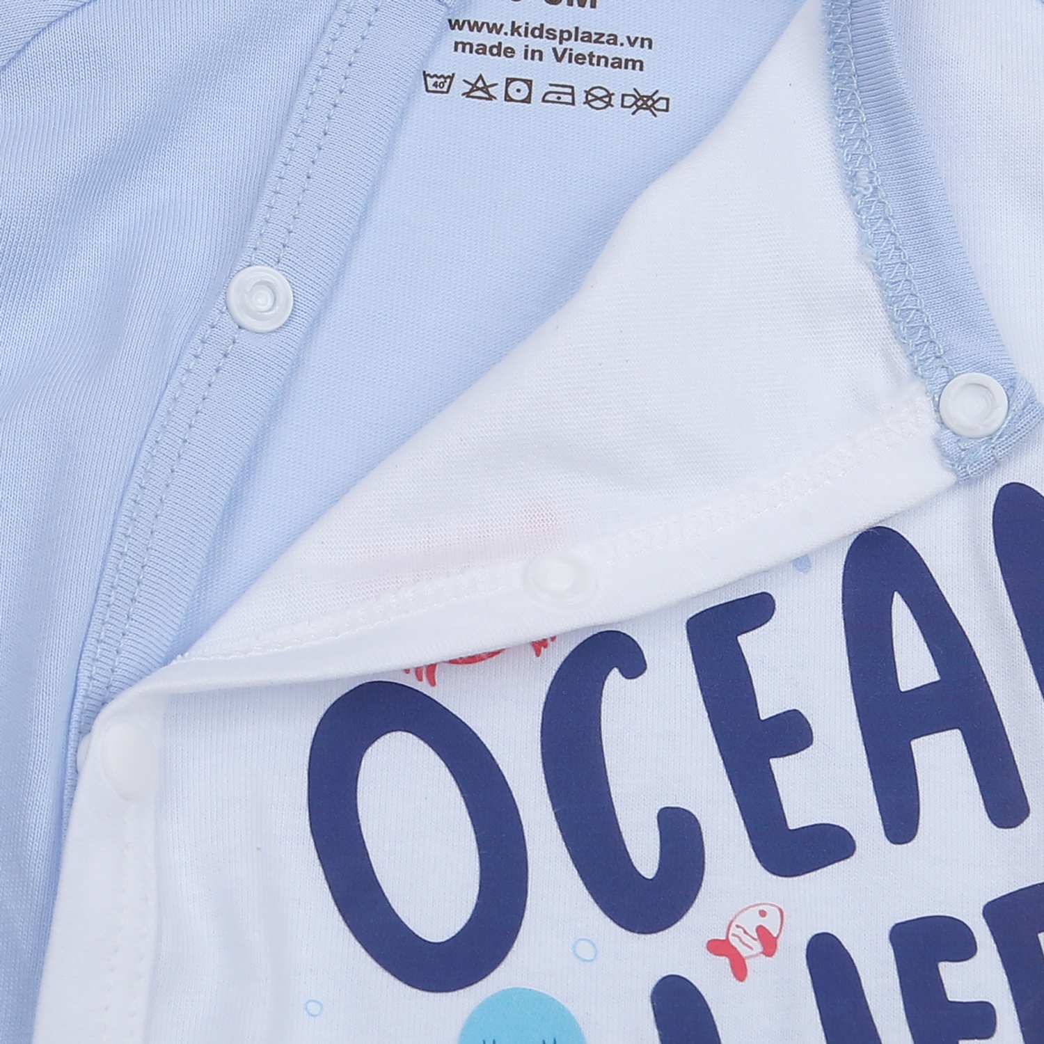 Body dài tay bé trai cài lệch KidsPlaza in chữ M23T (Trắng xanh) 