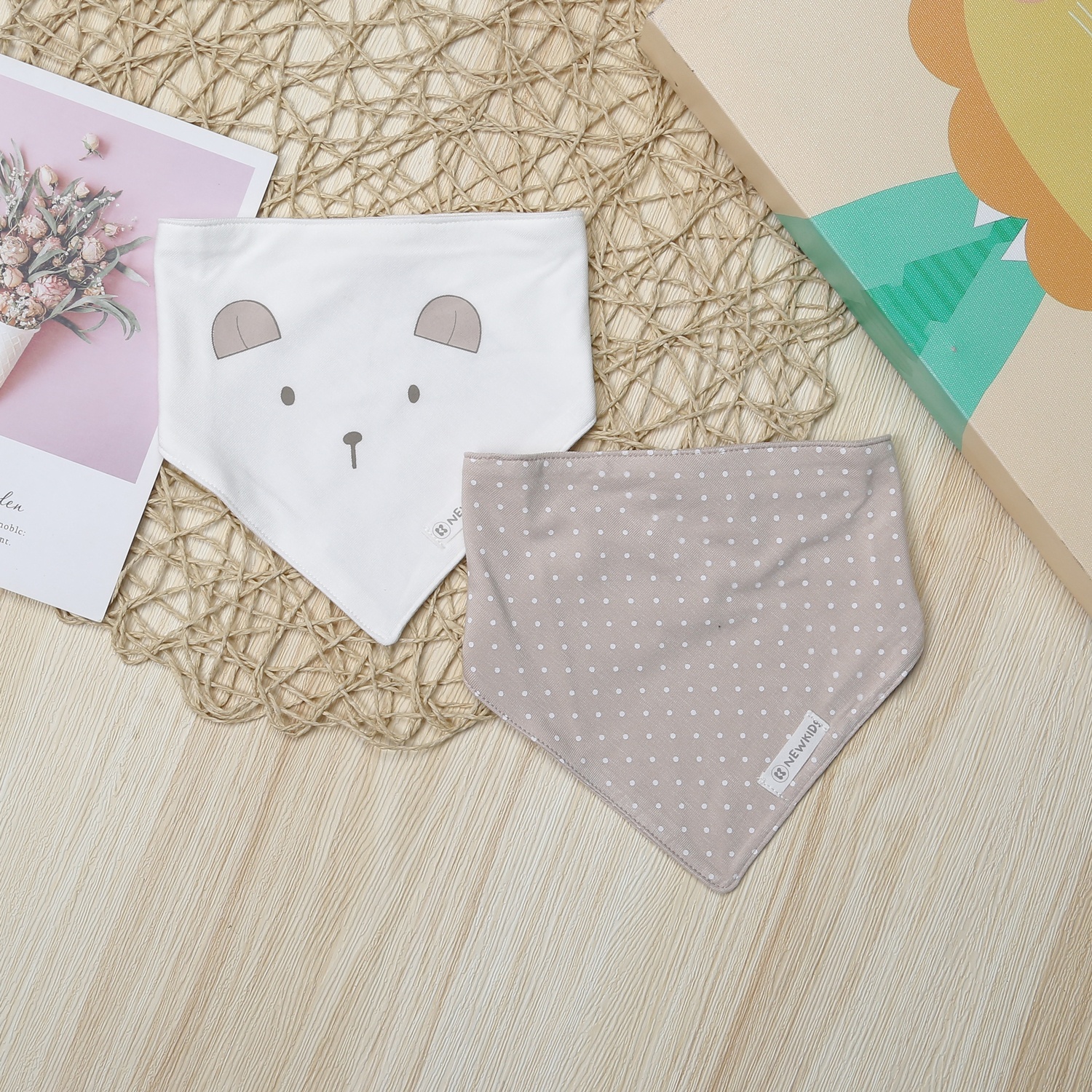 Set 2 yếm tam giác KidsPlaza Otis chấm bi ND23T (Trắng be)  hình 1