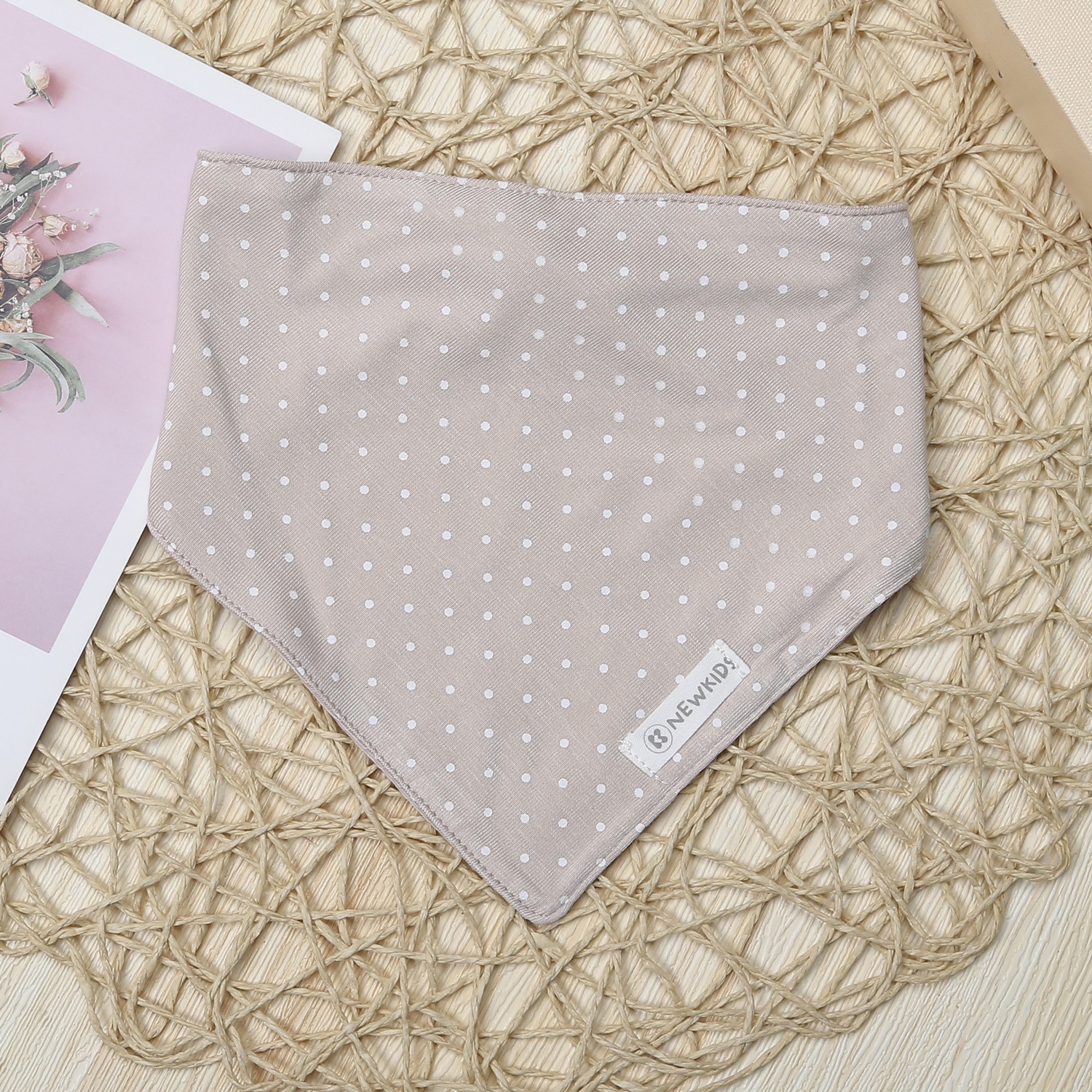 Set 2 yếm tam giác KidsPlaza Otis chấm bi ND23T (Trắng be)  hình 3