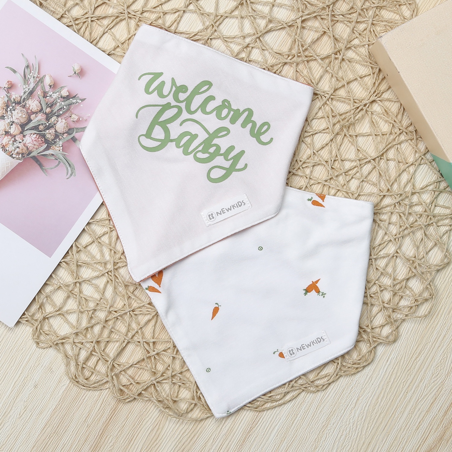 Set 2 yếm tam giác KidsPlaza Otis in cà rốt ND23T (Trắng xanh)  hình 1