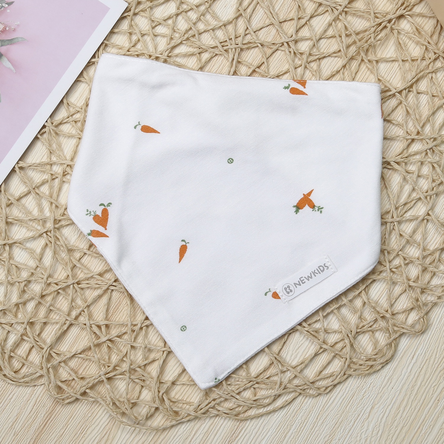 Set 2 yếm tam giác KidsPlaza Otis in cà rốt ND23T (Trắng xanh)  hình 3