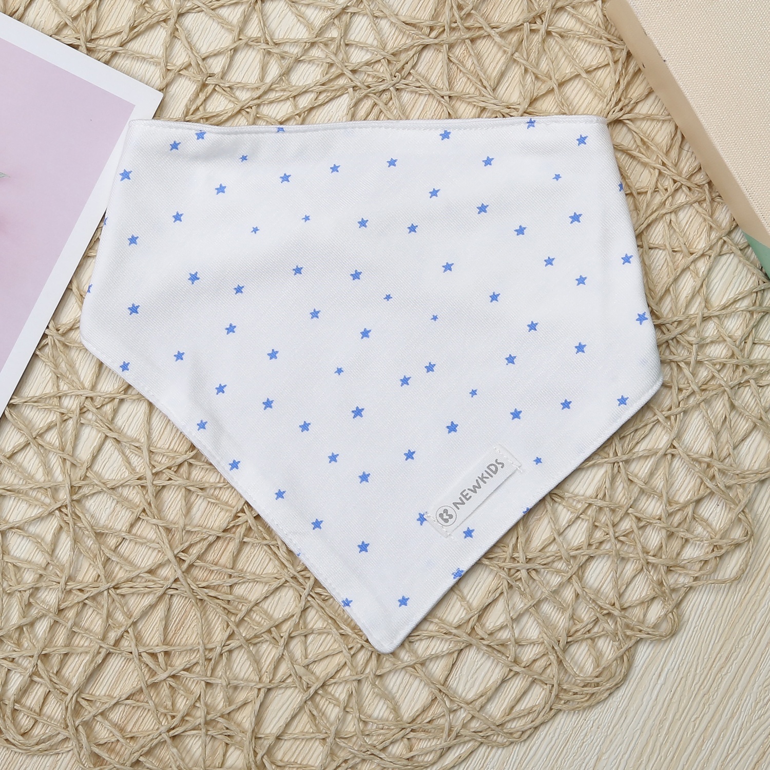 Set 2 yếm tam giác KidsPlaza Otis in hình ND23T (Trắng xanh)  hình 3