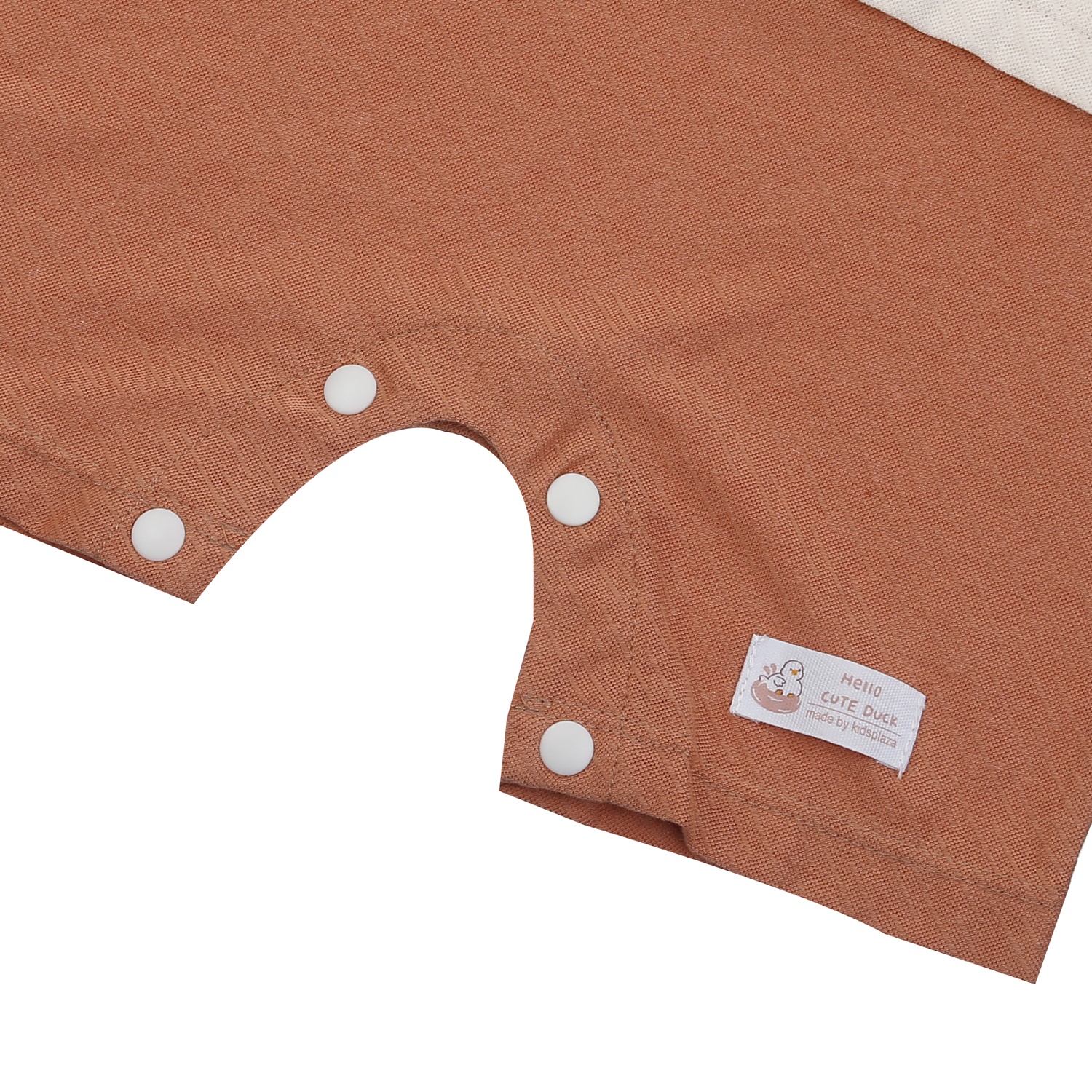 cúc bấm ở đũng quần dễ dàng thay tã cho bé