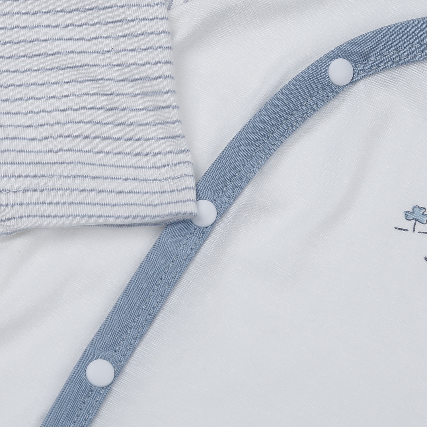 Bộ quần áo dài tay cài lệch KidsPlaza Otis gấu ND24H (Trắng kẻ xanh) hình 4