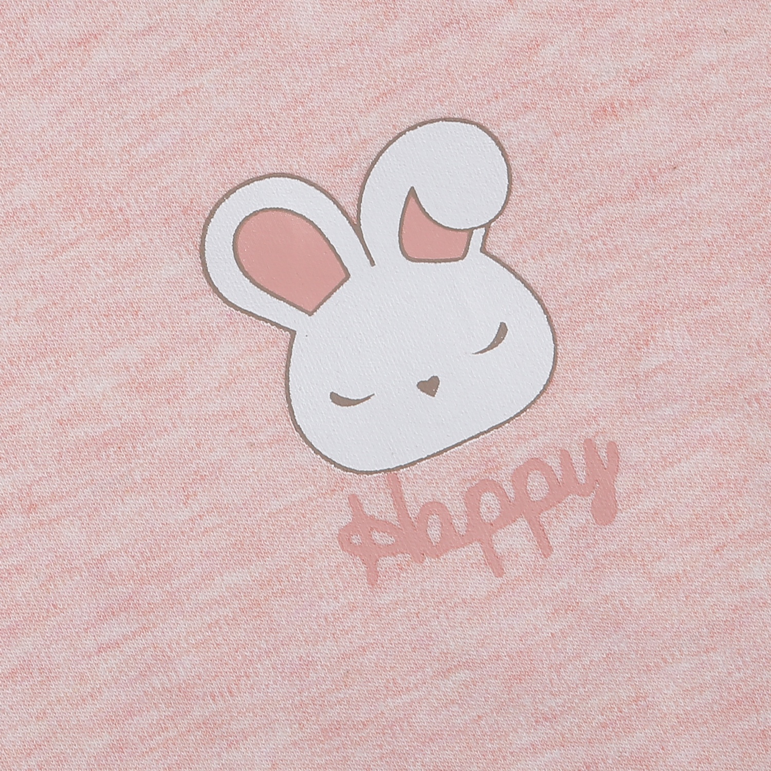 Gam mầu hồng ngọt ngào, họa tiết thỏ con "Happy" xinh xắn cùng viền áo cách điệu độc đáo không chỉ giúp chiếc áo thêm phần nổi bật mà còn mang đến cho bé vẻ ngoài mềm mại, dễ thương thu hút ảnh nhìn.