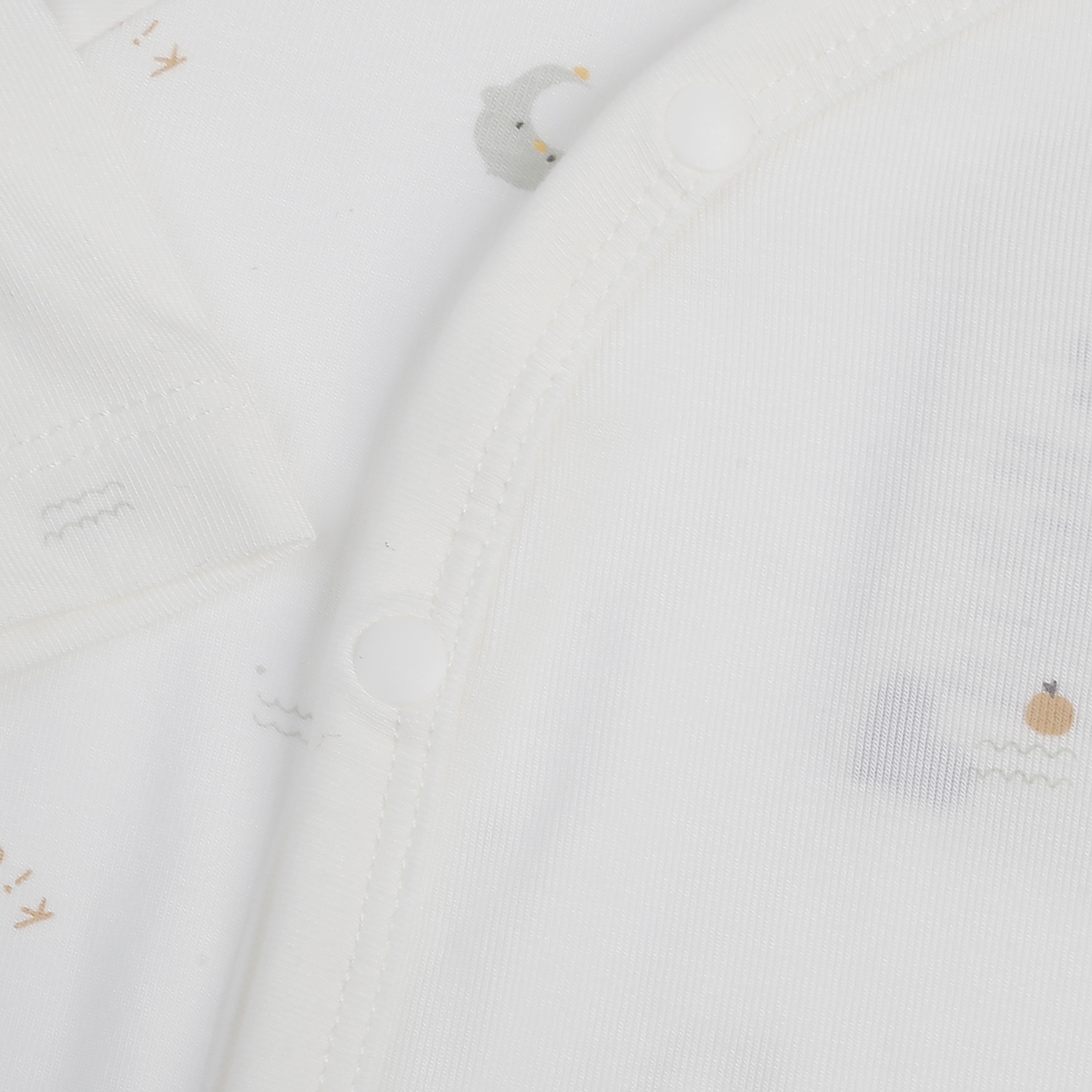 Bộ dài cài lệch KidsPlaza Otis in gà ND25T (Trắng)