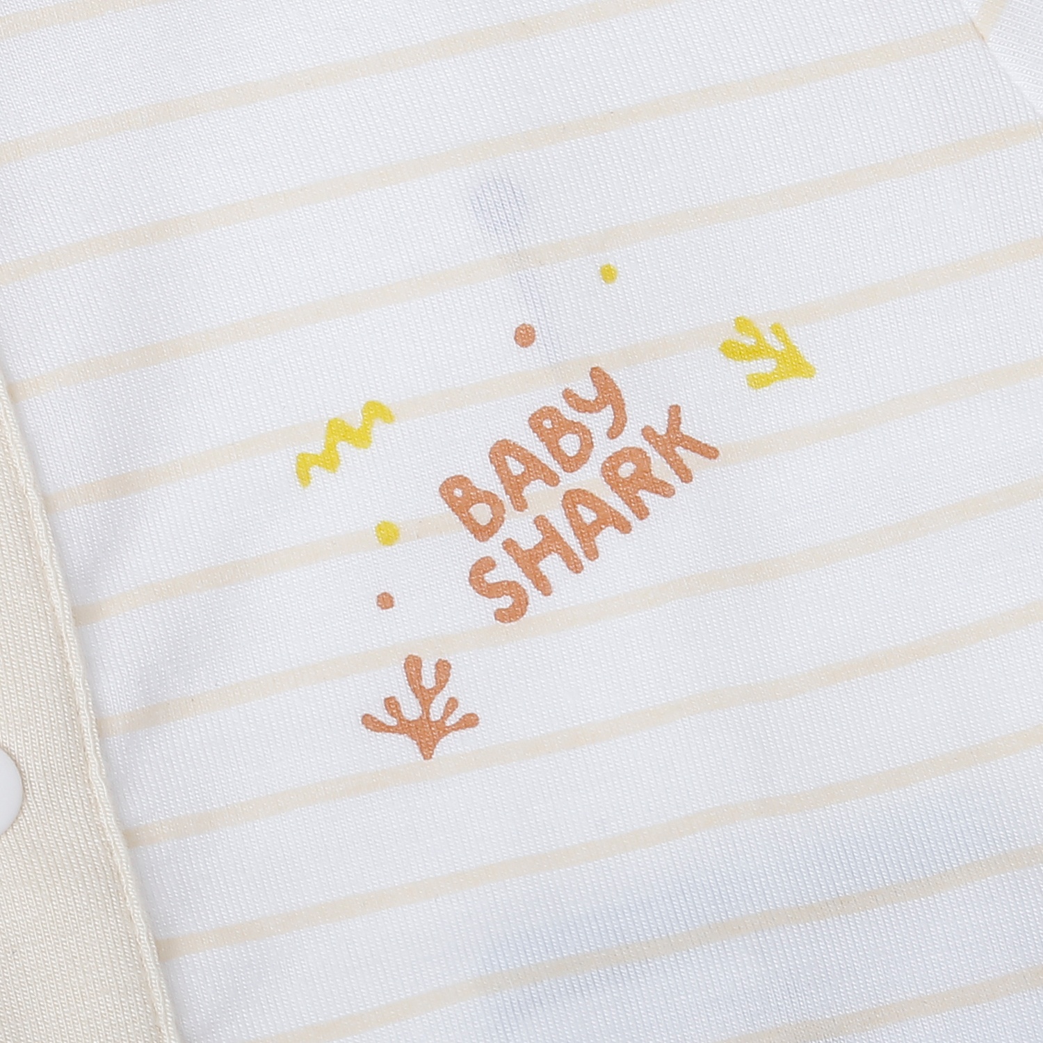 Bộ quần áo cộc cài giữa KidsPlaza in baby shark TT25H (Trắng be)