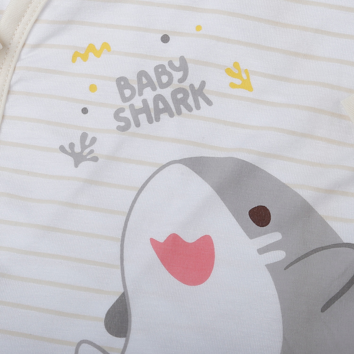 Bộ quần áo dài cài lệch KidsPlaza kẻ in cá TT25H (Trắng be) hình 4