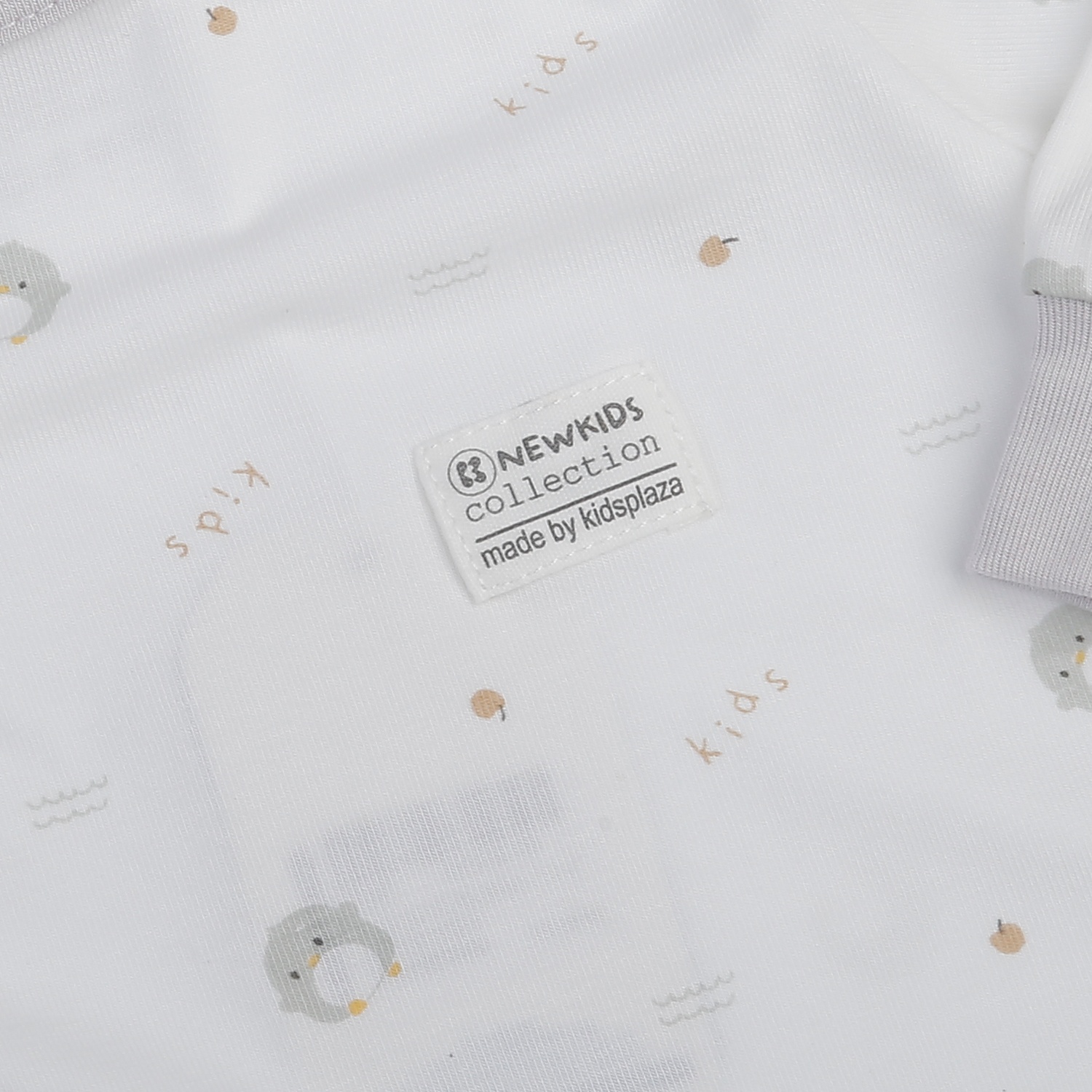 Body dài cài lệch KidsPlaza Otis in gà ND25T (Trắng) hình 2