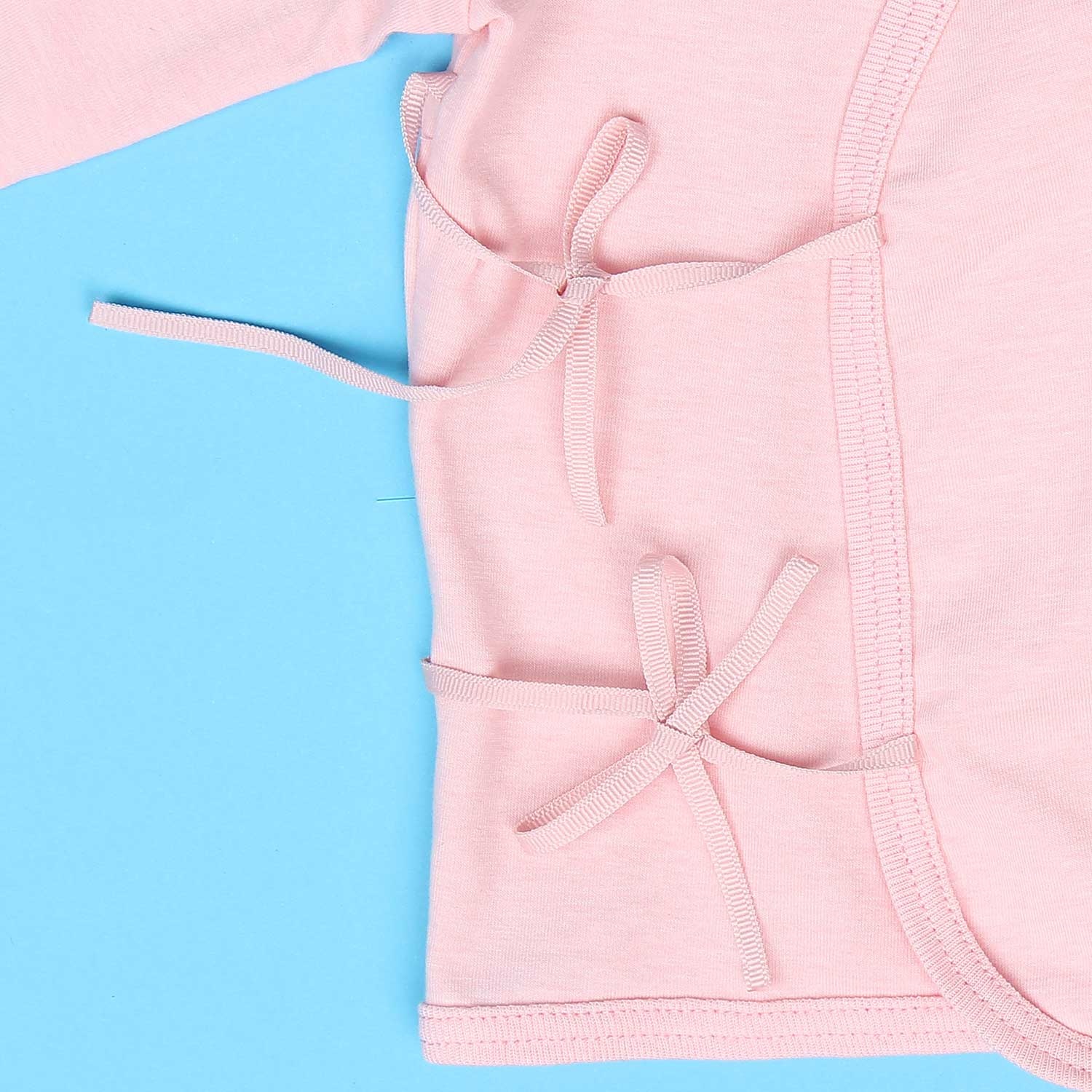 Áo sơ sinh buộc dây cài chéo tay dài Mamago vera K19 (Hồng) thiết kế cúc cài chéo Áo sơ sinh buộc dây cài chéo tay dài Mamago vera K19 (Hồng) hình 2