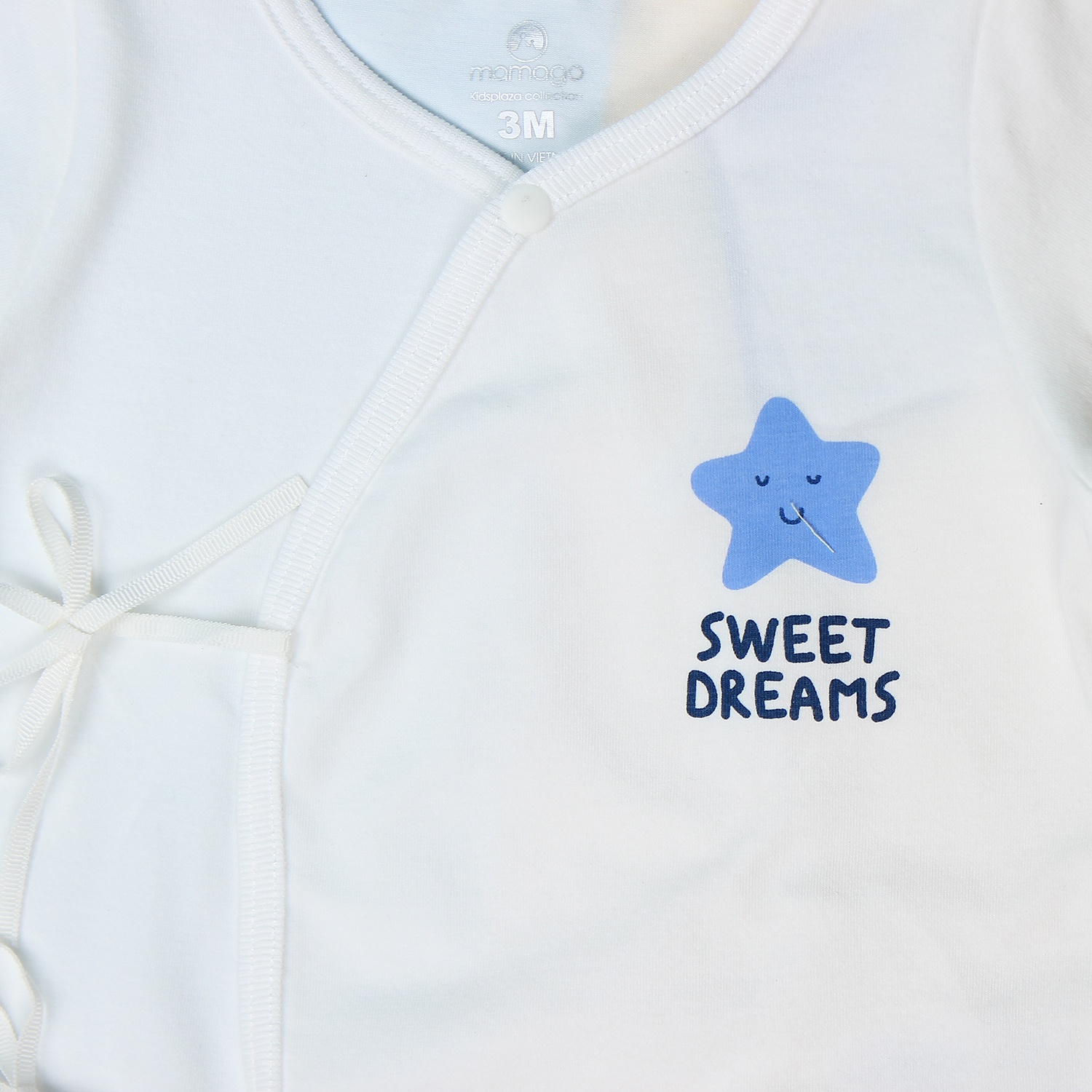 Áo sơ sinh buộc dây cài chéo tay dài Mamago vera K19 (Trắng dành cho bé từ sơ sinh tới 3 tháng tuổi
