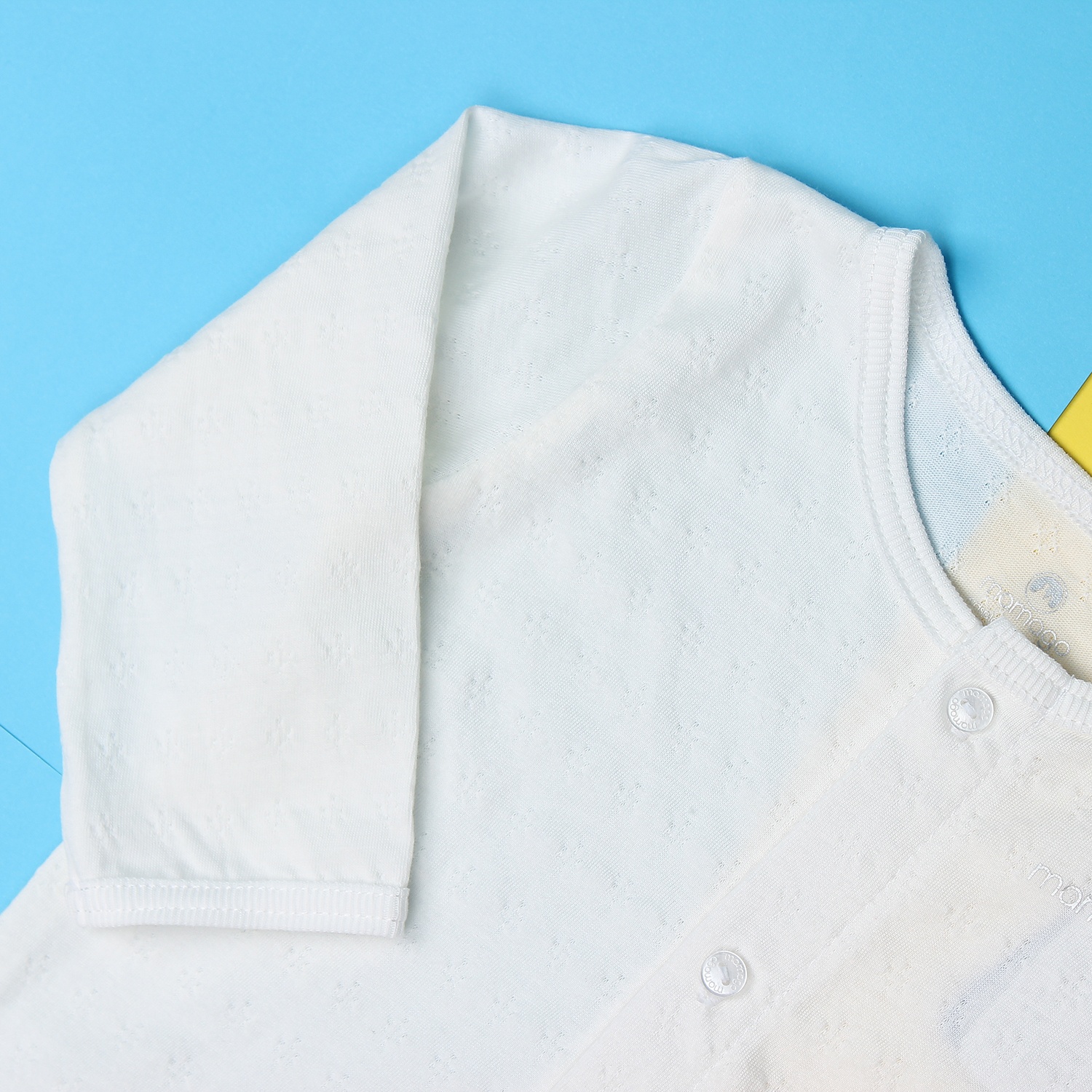 Áo sơ sinh cho bé cài giữa tay dài Mamago Vivian K19 (Trắng) hình 3