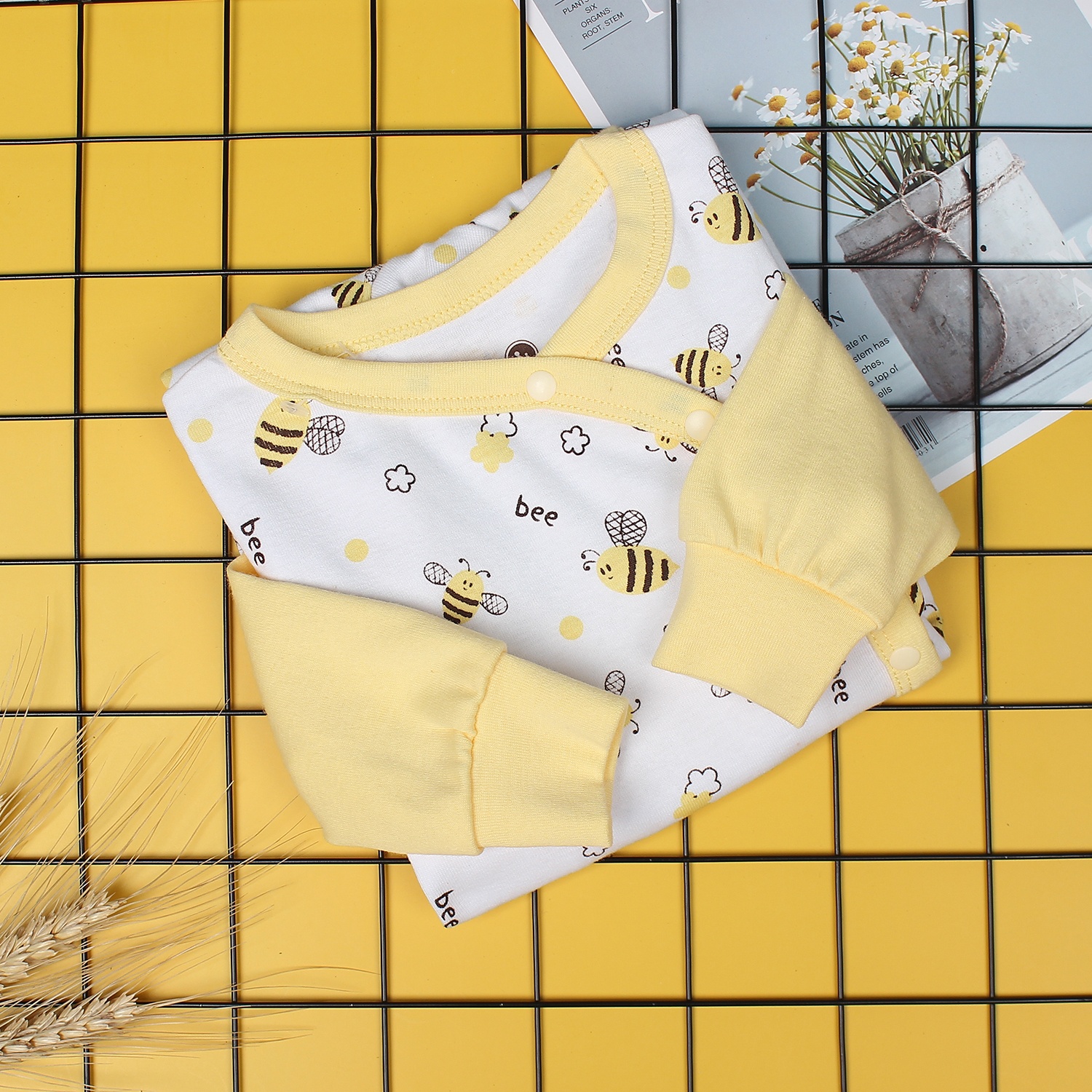 Body sơ sinh dài tay Mamago NĐ19 in hình chú ong xinh xắn (Vàng) hình 1