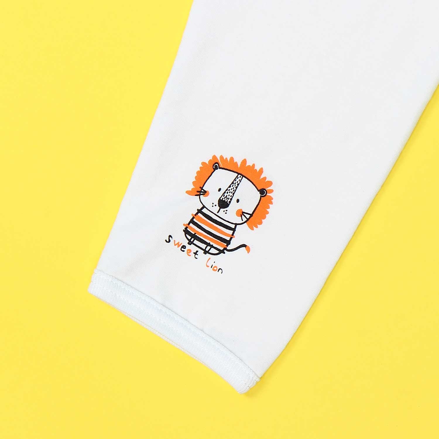 Quần sơ sinh cho bé dài đáp đũng Mamago Vera K19 (Trắng) họa tiết ngộ nghĩnh
