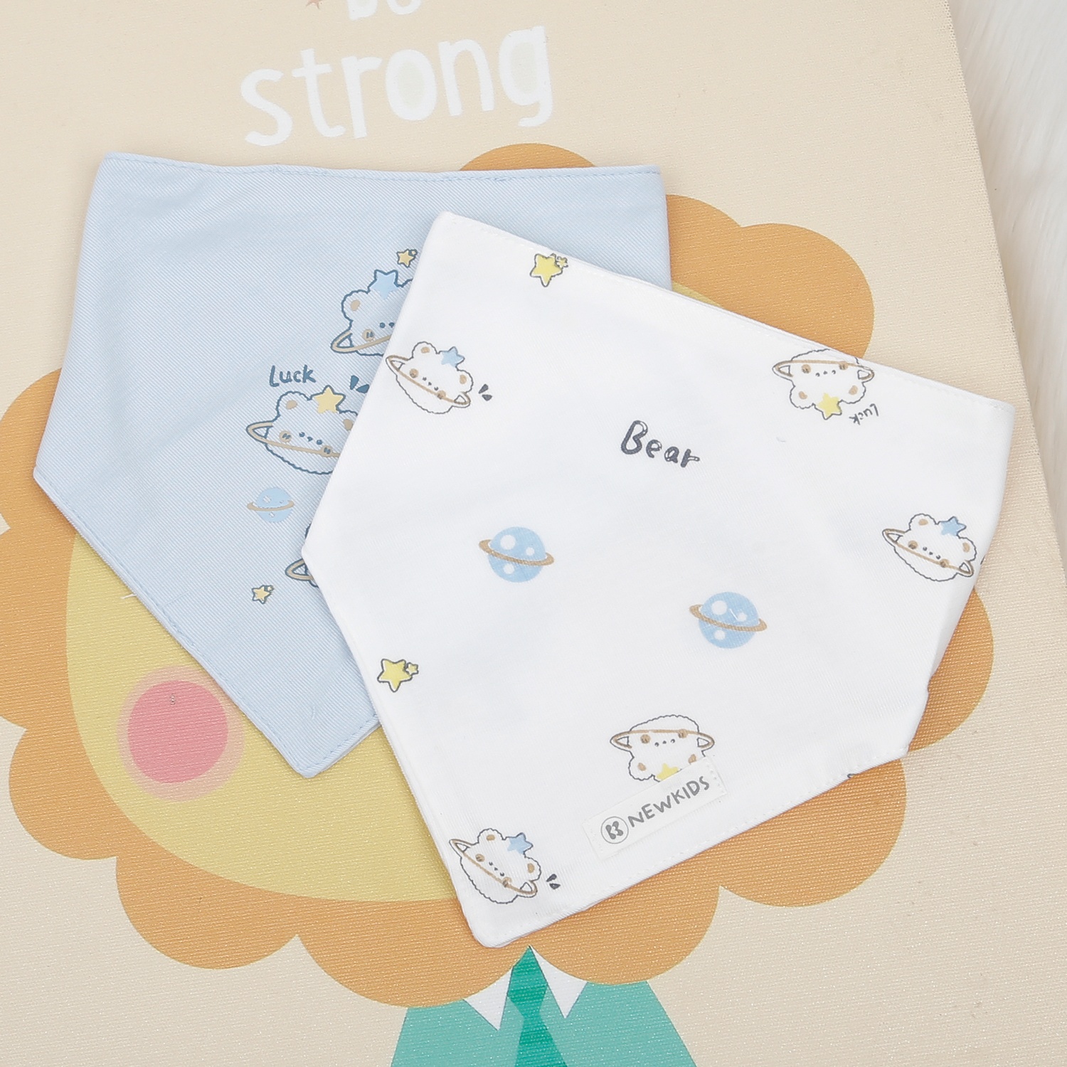 Set 2 yếm tam giác KidsPlaza Otis ND24H (Nhiều màu) hình 1