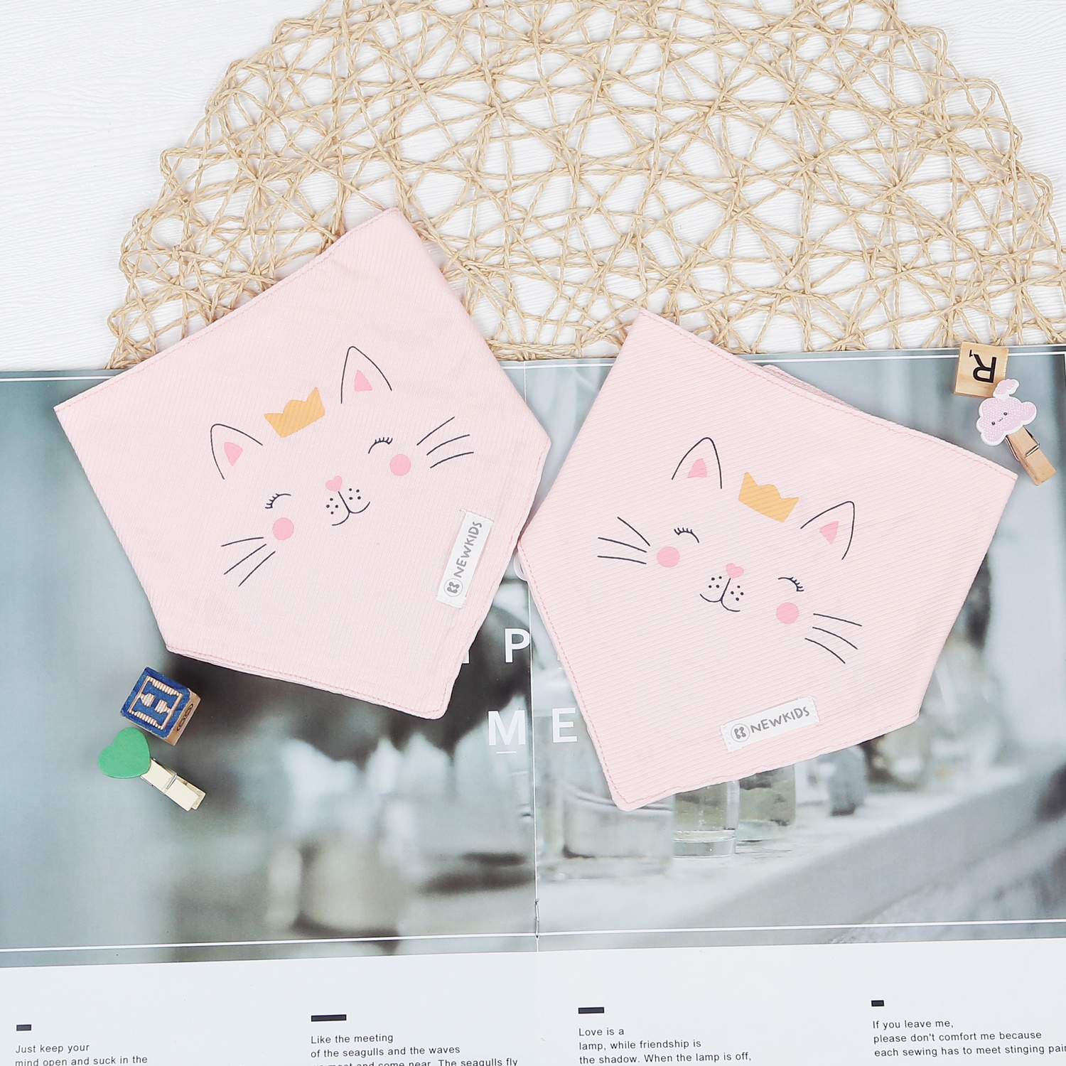 Set 2 yếm kẻ tăm KidsPlaza hình mèo ND22T (Hồng) hình 1