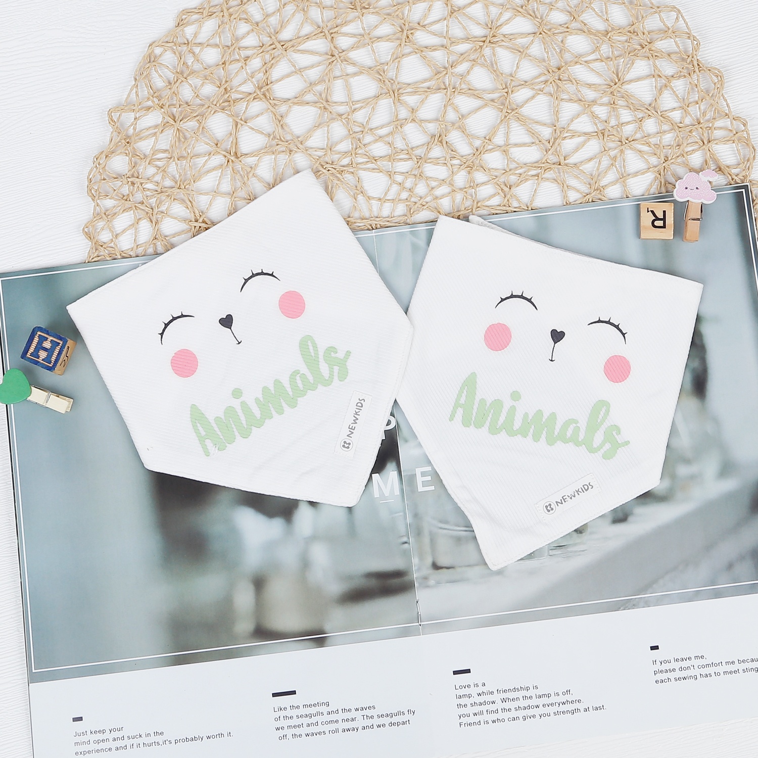 Set 2 yếm kẻ tăm KidsPlaza in Animals ND22T (Trắng Hồng) hình 1