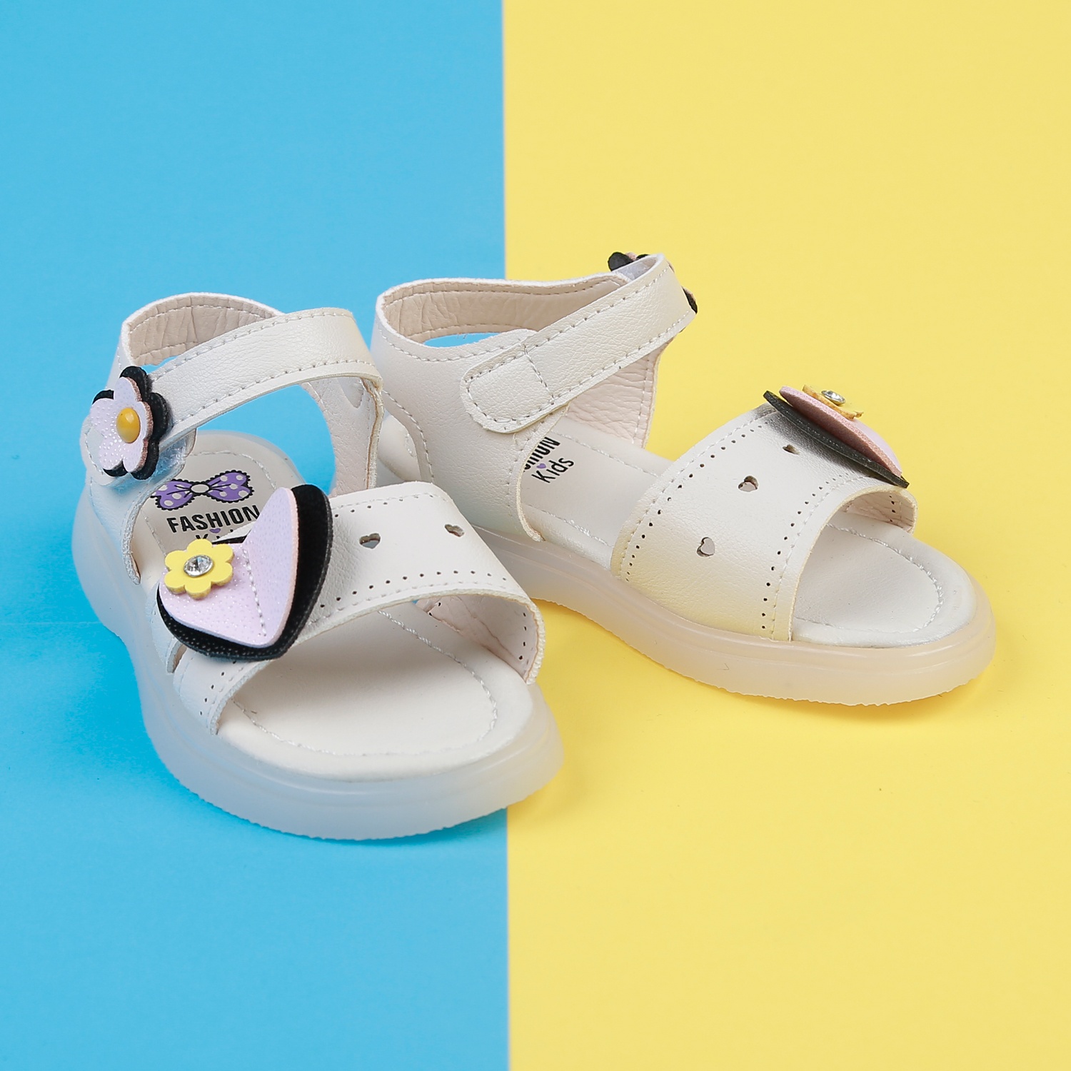 Sandal cho bé gái đính trái tim AC22H màu trắng hình 1