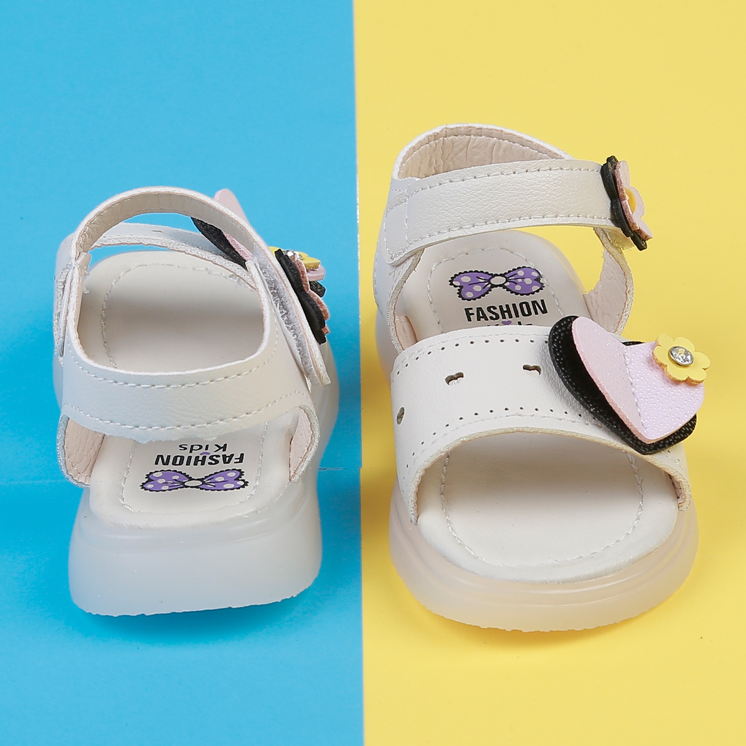 Sandal cho bé gái đính trái tim AC22H màu trắng hình 5