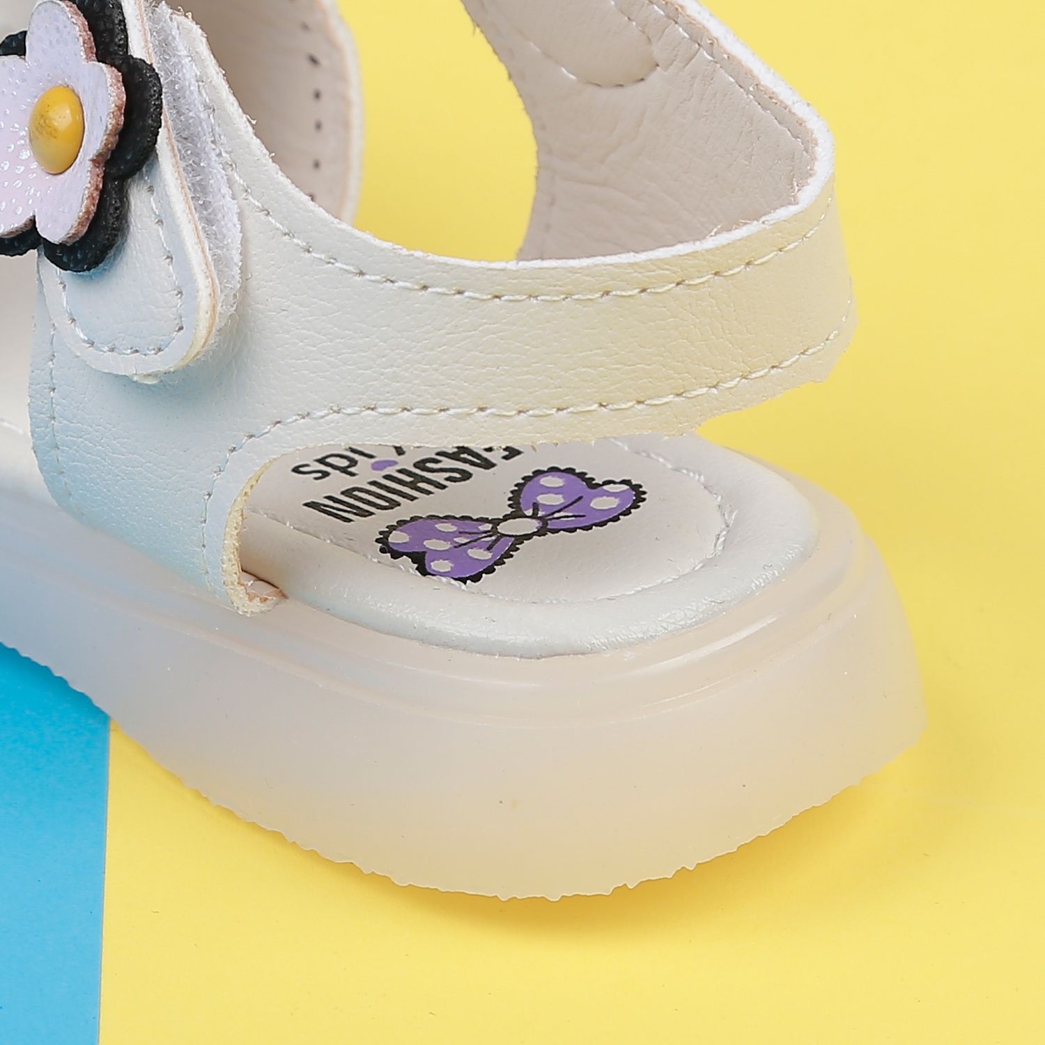 Sandal cho bé gái đính trái tim AC22H màu trắng hình 3