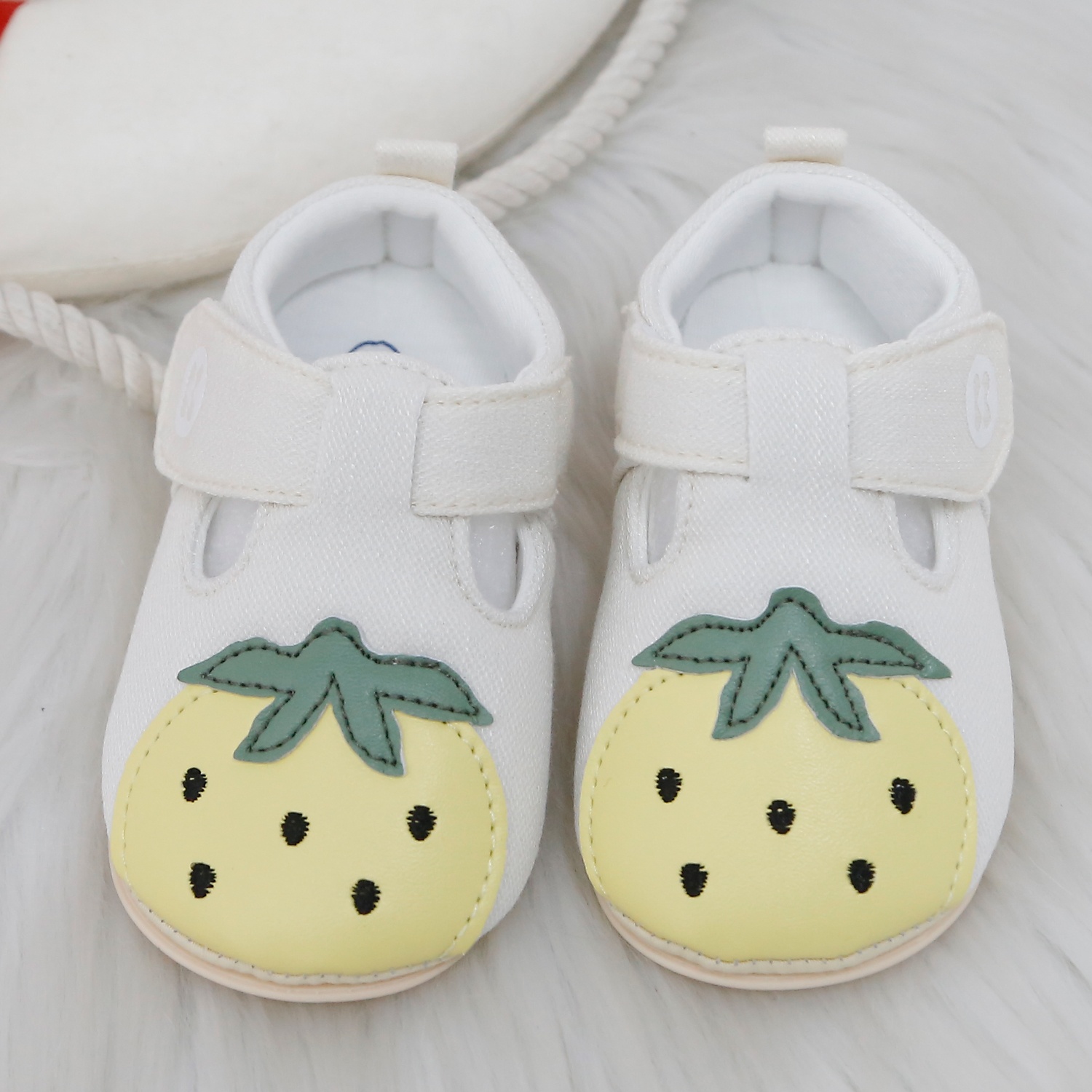 Giày tập đi bé gái KidsPlaza dâu tây 25K-SH06 (Be) hình 2