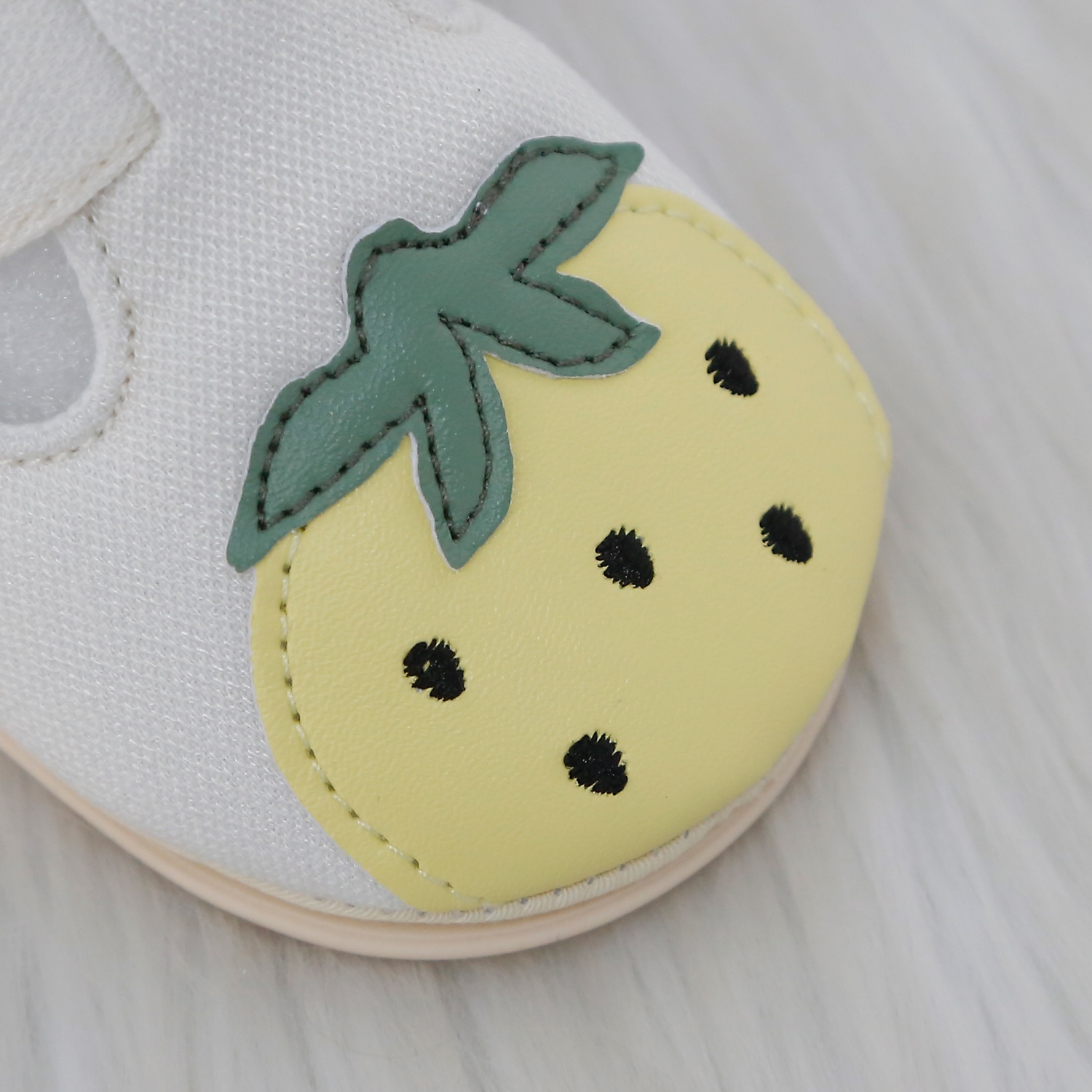 Giày tập đi bé gái KidsPlaza dâu tây 25K-SH06 (Be)