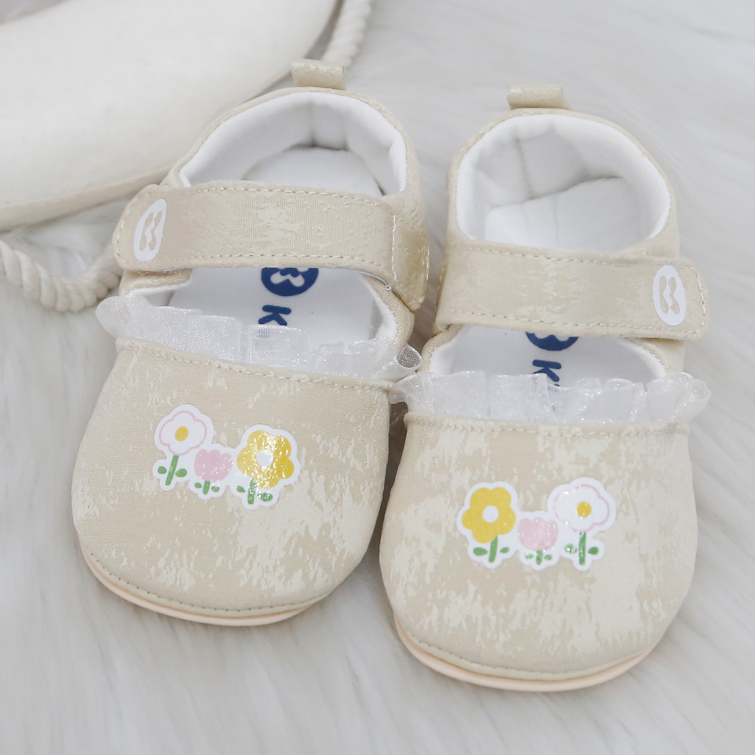 Giày tập đi bé gái KidsPlaza hoa ren 25K-SH07 (Be)  hình 2