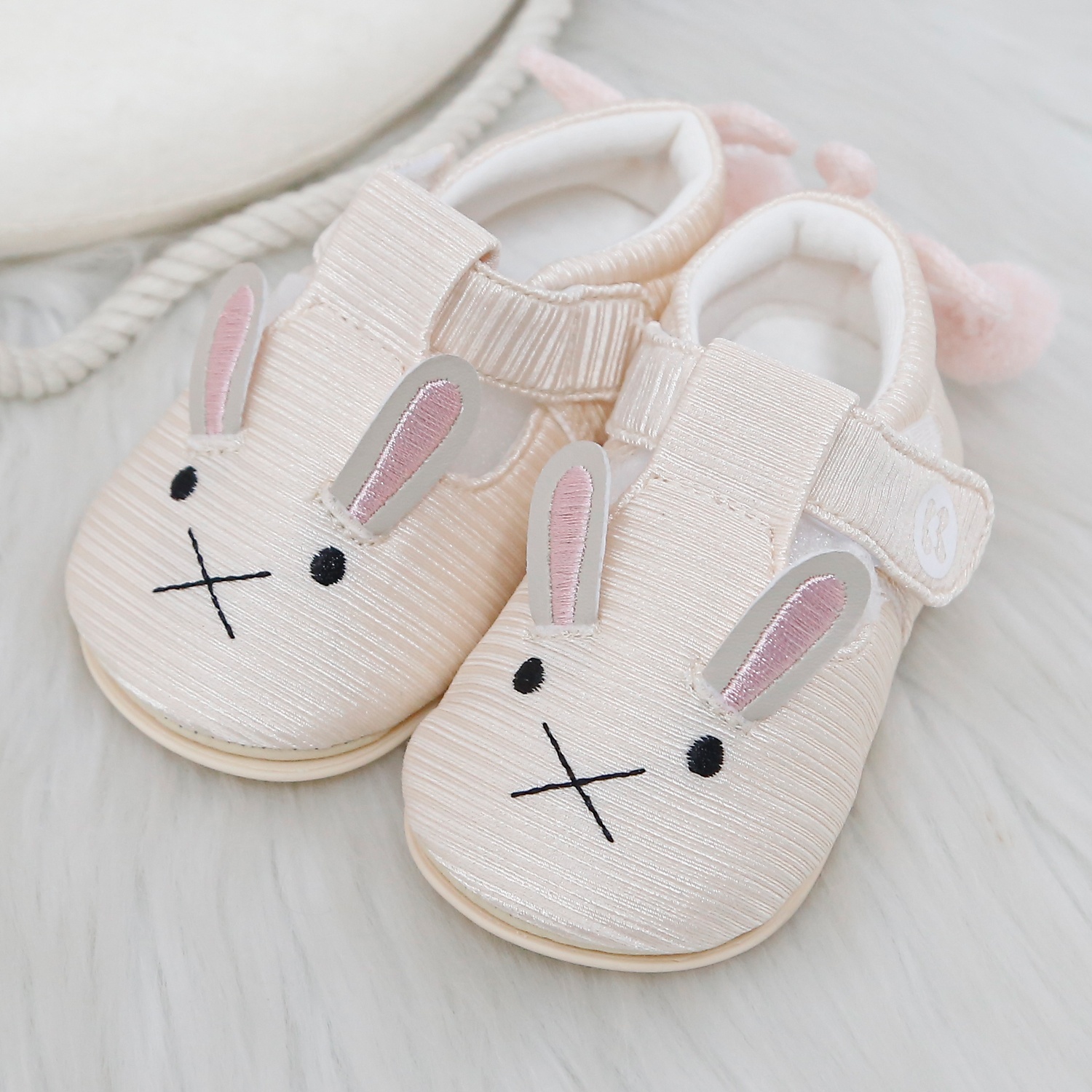 Giày tập đi bé gái KidsPlaza thêu thỏ cute 25K-SH05 (Be)  hình 2