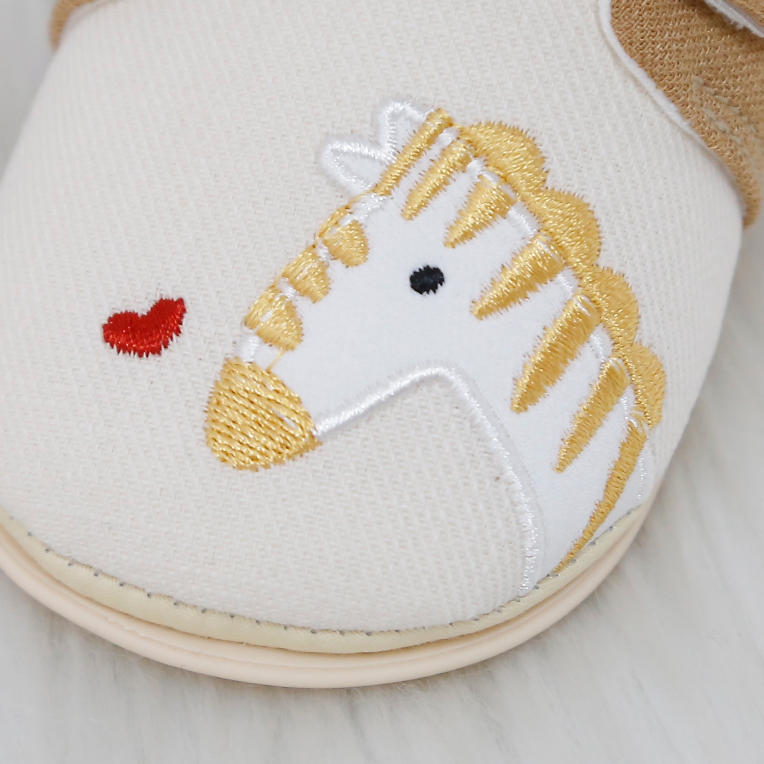 Giày tập đi cho bé KidsPlaza hình hươu cao cổ 25K-SH03 (Be)