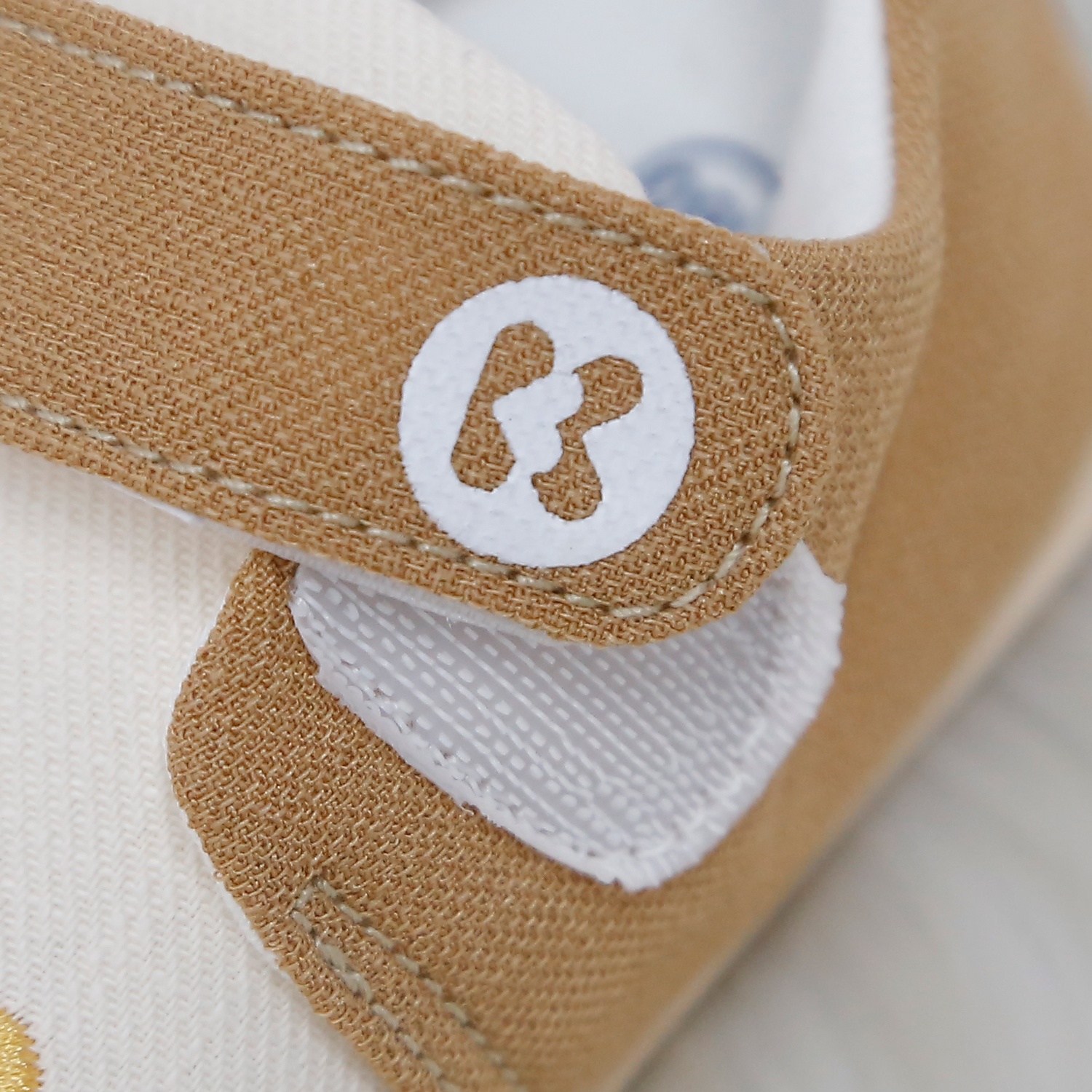 Giày tập đi cho bé KidsPlaza hình hươu cao cổ 25K-SH03 (Be)