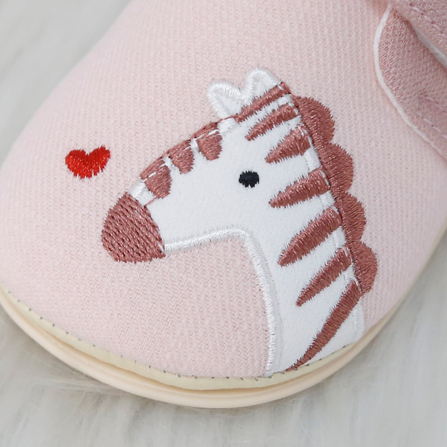 Thiết kế khóa dán thông minh giúp việc mang-tháo giày trở nên dễ dàng.