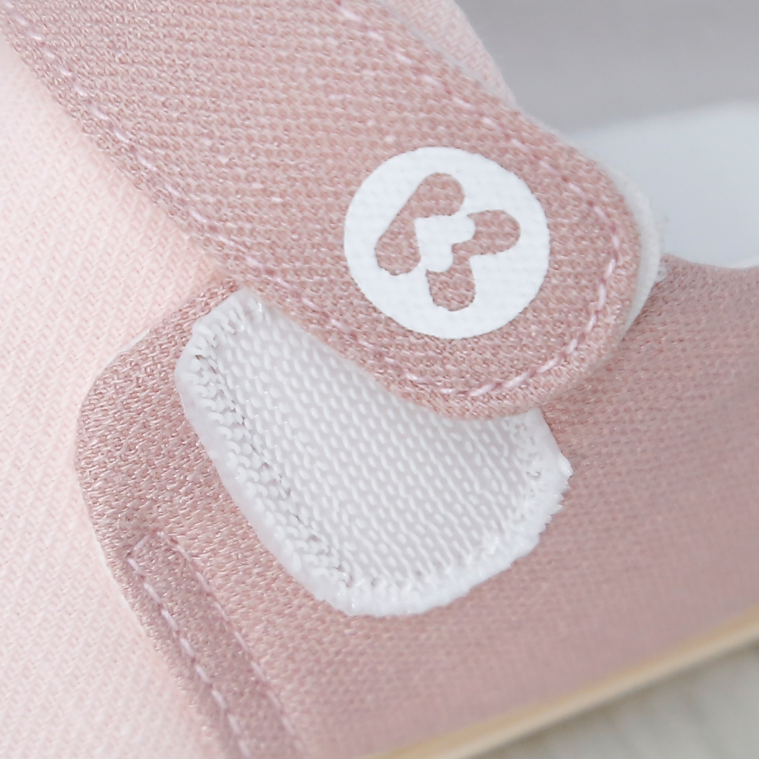 Thiết kế khóa dán thông minh giúp việc mang-tháo giày trở nên dễ dàng.