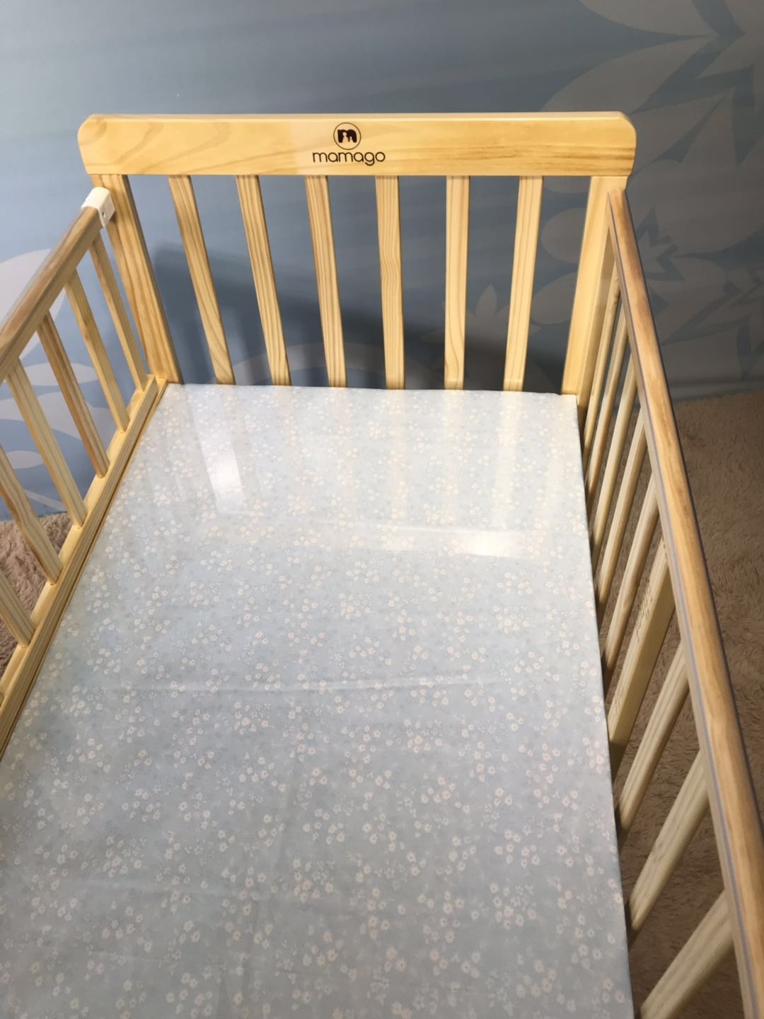 Giường cũi cho bé Mamago Dream-on-me được làm từ chất liệu gỗ cao cấp