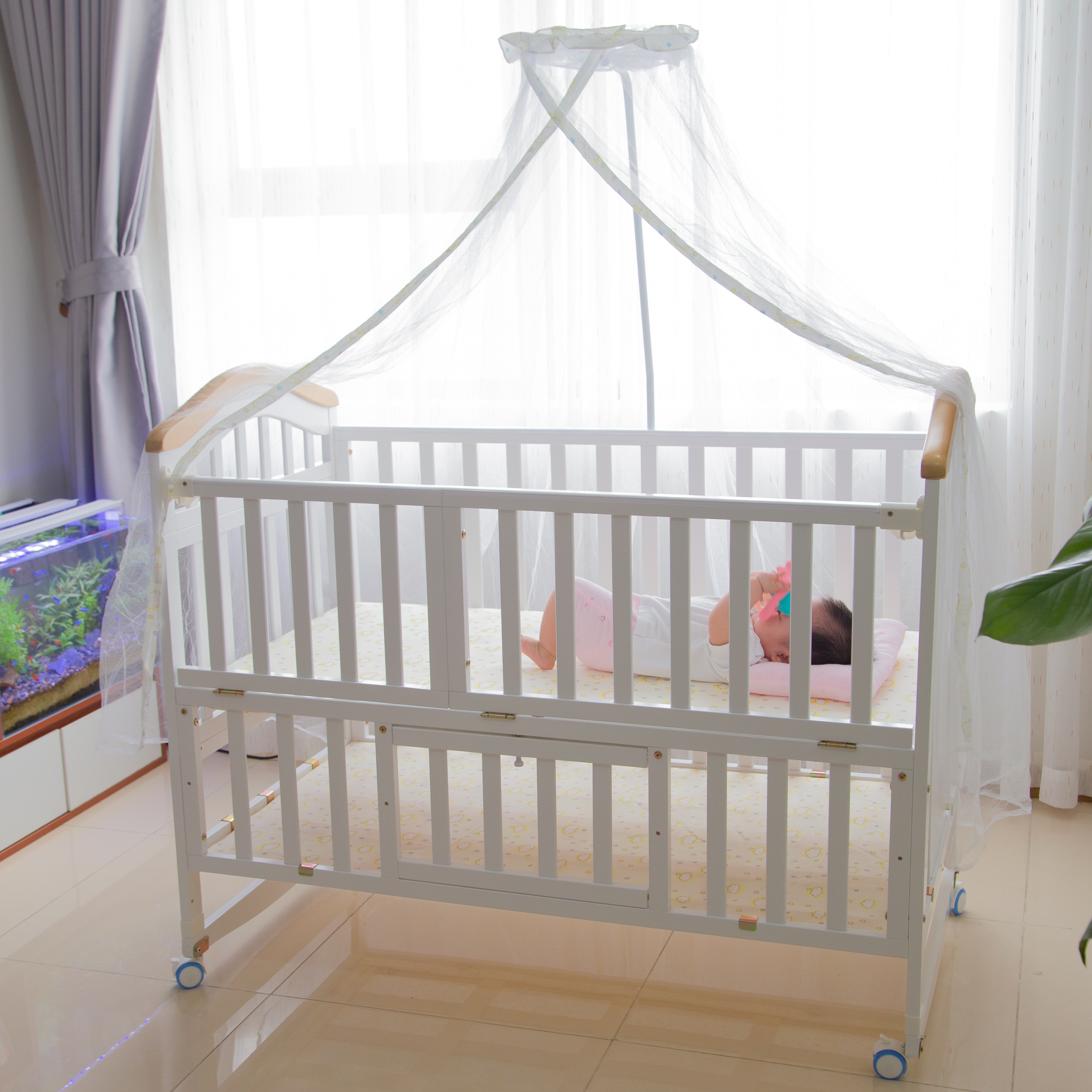 Set giường cũi gỗ cho bé KidsPlaza 4in1 White Lux hình 6