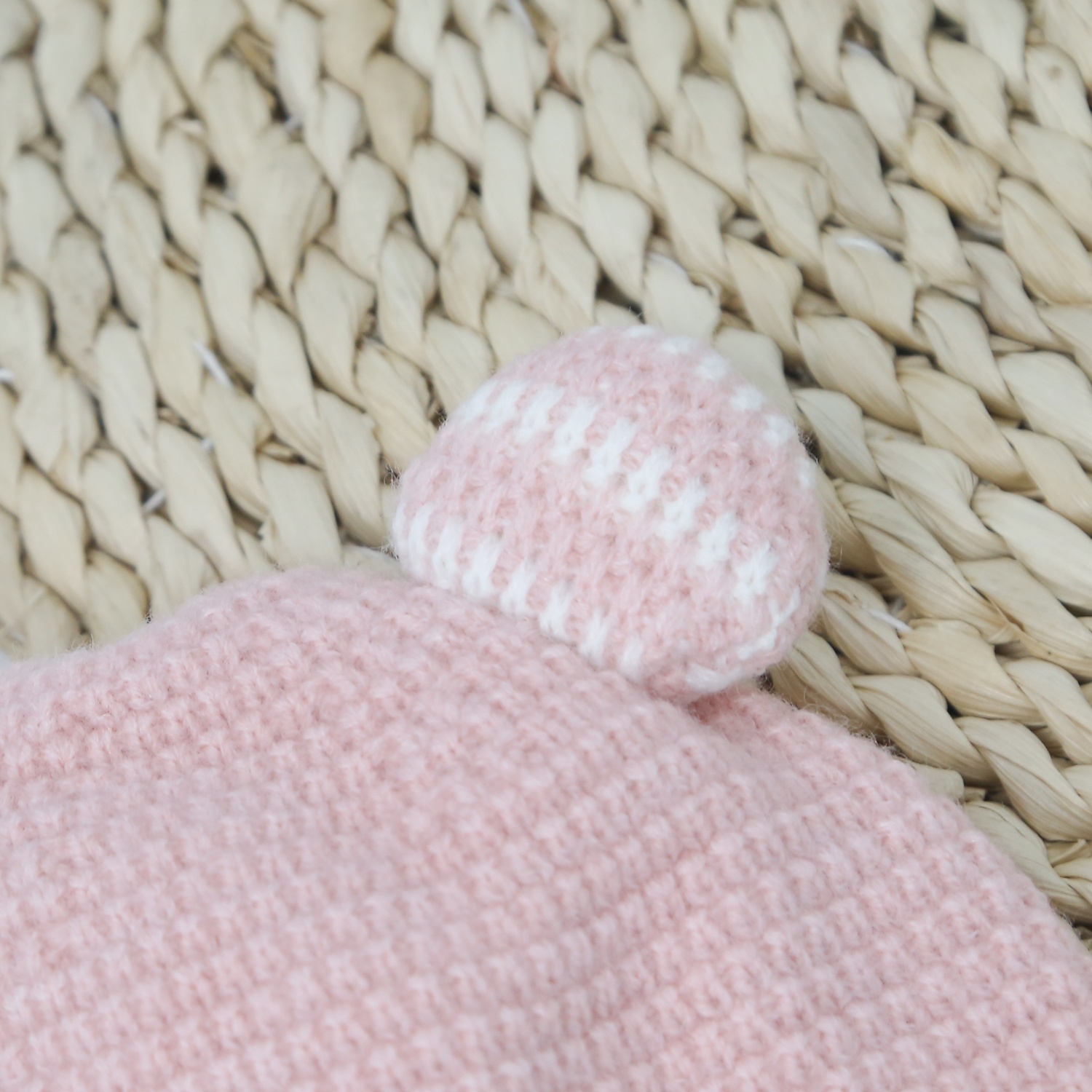 Mũ len hai cục bông dày chữ P 24K-B04 (Be) hình 2