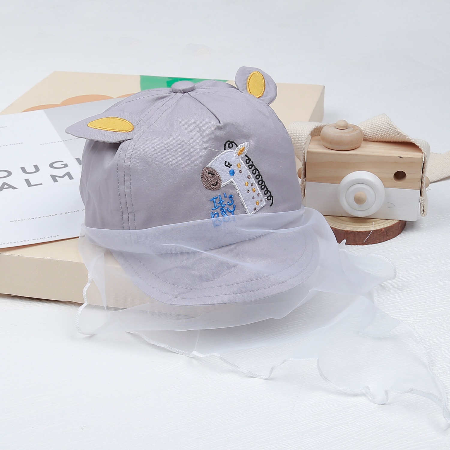 Mũ lưỡi trai phủ voan Kidsplaza thêu hươu DN23 (Ghi)