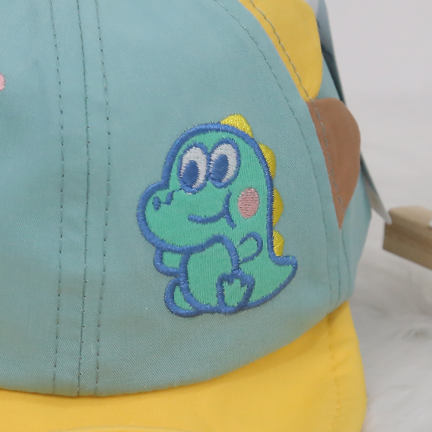 Hình thêu khủng long của Mũ lưỡi trai thời trang KidsPlaza khủng long 24K-H12 size48 ( Xanh vàng)