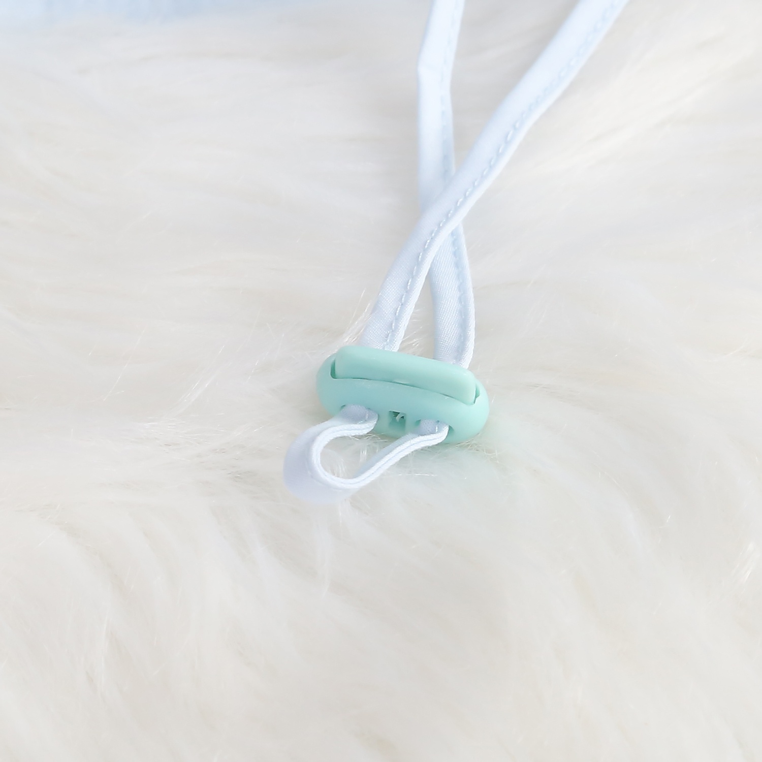 dây khóa nhựa giúp bé dễ dàng điều chỉnh